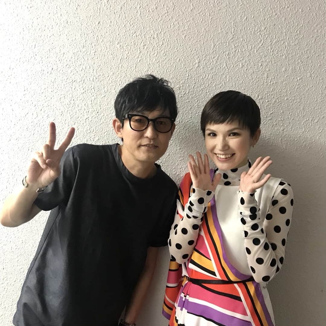 Superflyさんのインスタグラム写真 - (SuperflyInstagram)「J-WAVE LIVEに出演しました！ 久しぶりのアリーナ！ 野外に似た開放感があって気持ちよかったです。  スガ様とお写真！ありがたや、、、！ いつも音楽に燃えていて、素敵な大先輩です！！」7月17日 0時14分 - superfly_shiho