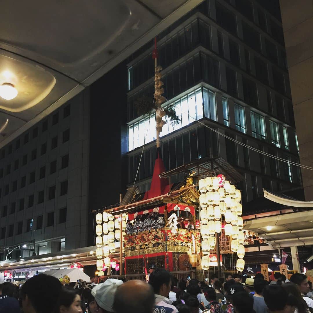 掛貝梨紗さんのインスタグラム写真 - (掛貝梨紗Instagram)「祇園祭り😊凄い人で前に進めない😅 The Gion Matsuri in Kyoto, Japan🇯🇵. The Gion festival is held every year during the month of July👘. #kyoto #20180716 #japan #gionmatsuri #gionfestival #gion #july16  #宵山 #京都 #猛暑 #海の日 #三連休 #7月 #日本三大祭り #祭り #屋台 #鉾 #月鉾 #函谷鉾 #四条通り #matsuri #hoko #japanesefestival #shijyo」7月17日 0時21分 - kakelisa