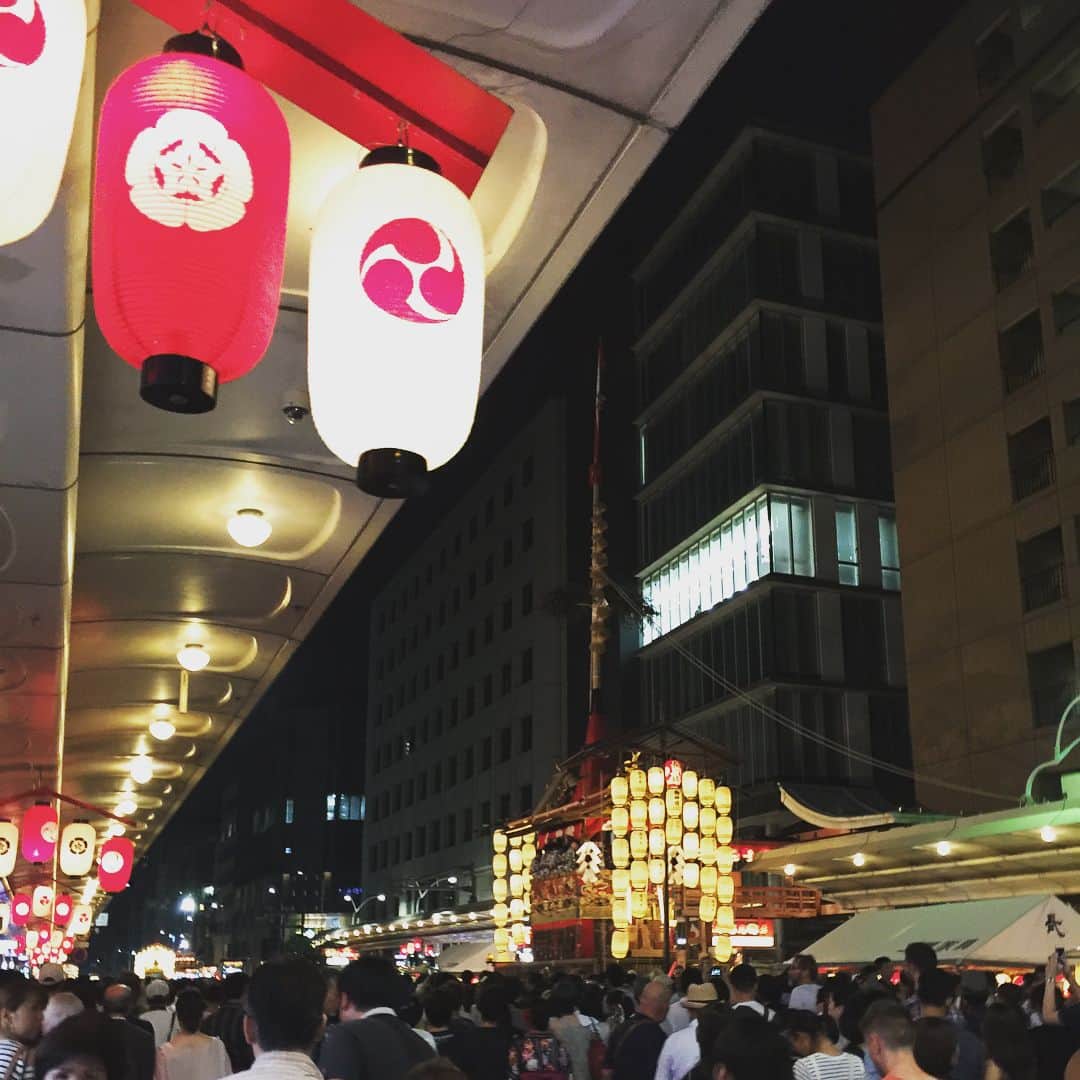掛貝梨紗のインスタグラム：「祇園祭り😊凄い人で前に進めない😅 The Gion Matsuri in Kyoto, Japan🇯🇵. The Gion festival is held every year during the month of July👘. #kyoto #20180716 #japan #gionmatsuri #gionfestival #gion #july16  #宵山 #京都 #猛暑 #海の日 #三連休 #7月 #日本三大祭り #祭り #屋台 #鉾 #月鉾 #函谷鉾 #四条通り #matsuri #hoko #japanesefestival #shijyo」