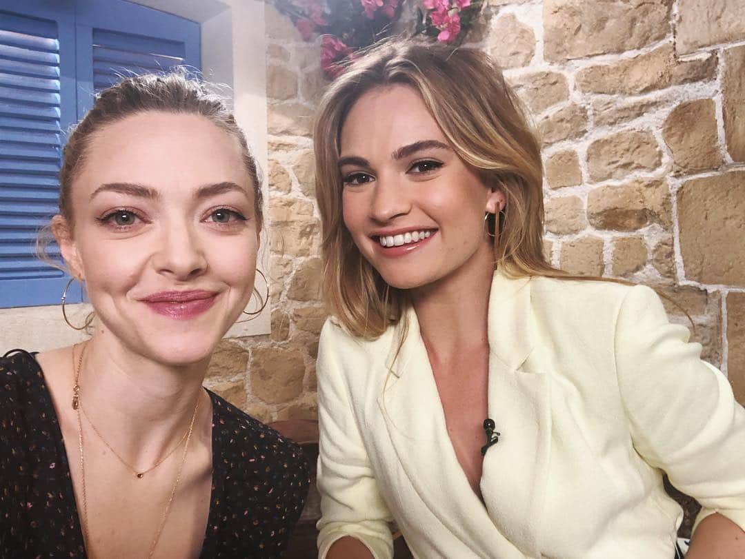 リリー・ジェームズさんのインスタグラム写真 - (リリー・ジェームズInstagram)「Like Mother like daughter @mingey ♥️ 😎 #mammamia」7月17日 0時22分 - lilyjamesofficial