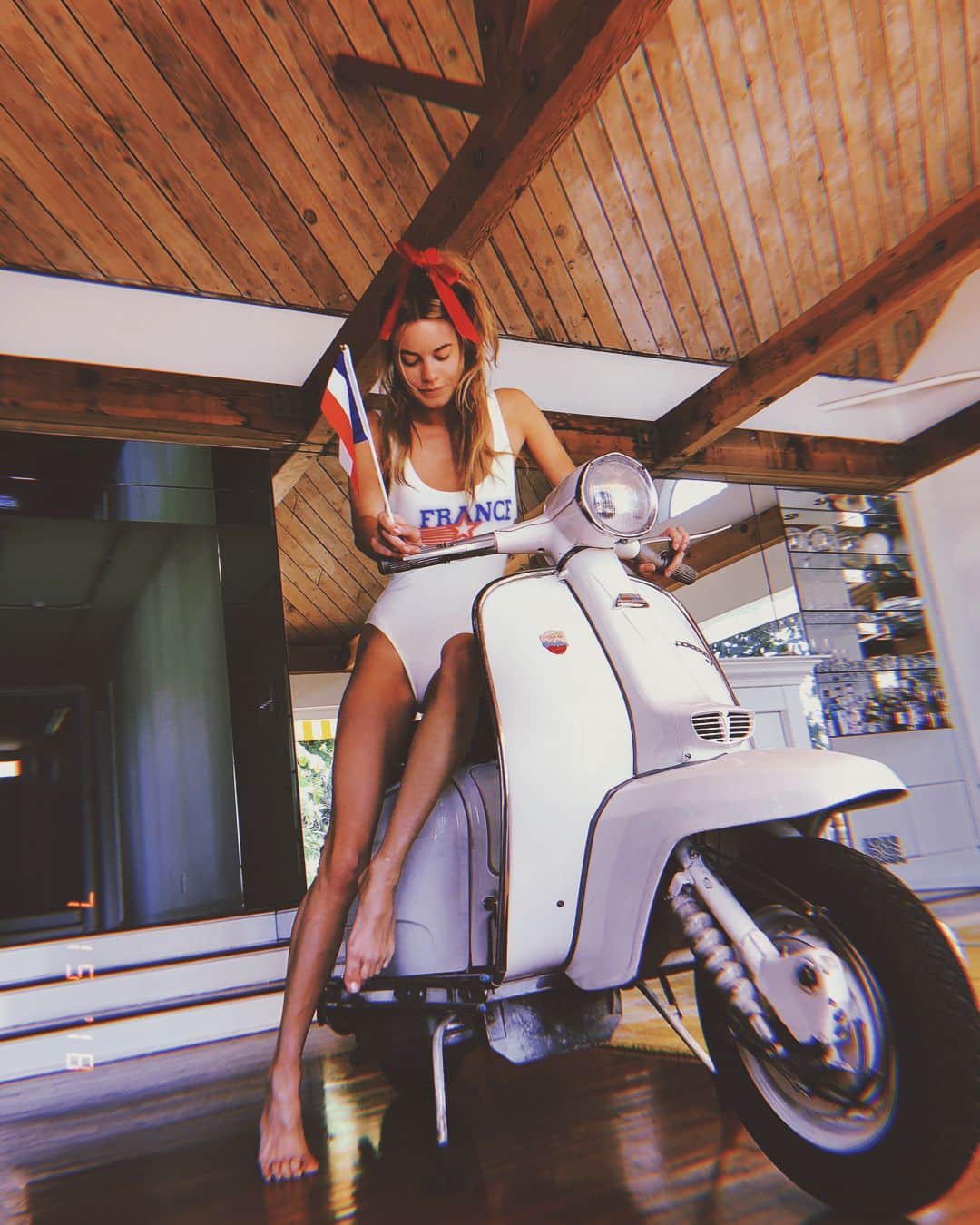 カミラ・ロウのインスタグラム：「♥️🇫🇷♥️」