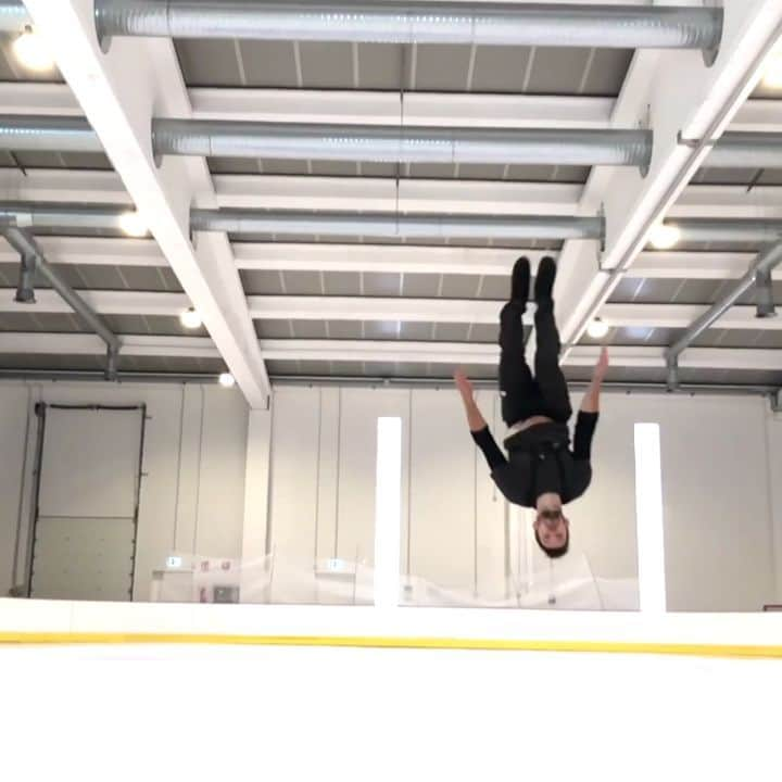 オンドレイ・ホタレックのインスタグラム：「Let's kick of this week with a killer video made by Carlo, who works for our social media content here at #icelab ... if you like it there is plenty more from everyday figure skating training at our facebook page!  I feel that this video capture perfectly the mood when you're mastering a new element, it can be anything a jump a spin or in this case an illegal element😂 but the feeling when you get it right is the same...oh yeaaaah!  Iniziamo la settimana con un video che spacca, Carlo ci lavora sempre tantissimo e vengono fuori video come questo! Andate sulla pagina facebook di #icelab per vedere altri!  #jumpintheweek #firstperson #gopro #session #backflip #skating #figureskating #mondaymotivation #icelab #instavideo #coolstuff #sports #pro」