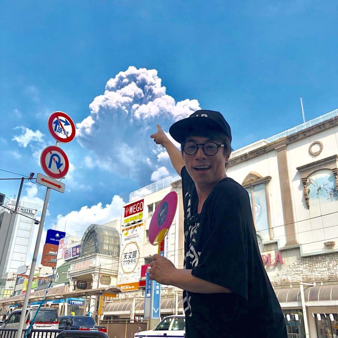 田村淳のインスタグラム：「桜島が噴火したよ #鹿児島 #桜島 #灰がすごい  #街ゆく人は平然と #4600m級 #ロンプク淳」