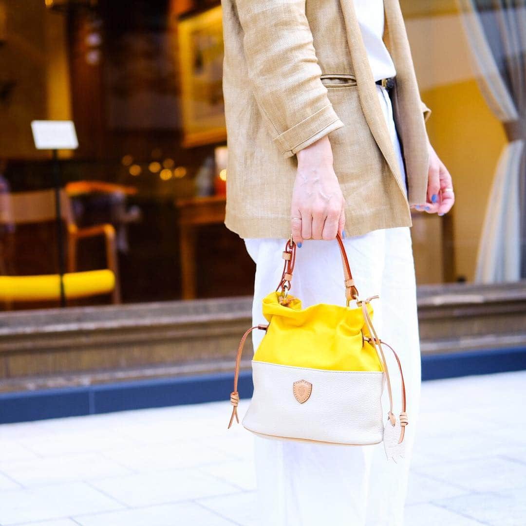 Felisi Japan 〔フェリージ〕さんのインスタグラム写真 - (Felisi Japan 〔フェリージ〕Instagram)「【フェリージ 青山店】 . 45周年を記念し、ただいま青山店限定で販売しているチューリップラインは、素材の組み合わせや、配色が全部異なるスペシャル仕様です。 . Model No. 18/16/LD＋OS . #felisi #45anniversary #bag #handbag #tulip #tulipe #フェリージ #45周年 #青山店限定 #チューリップライン #バッグ #鞄」7月17日 17時22分 - felisi_japan