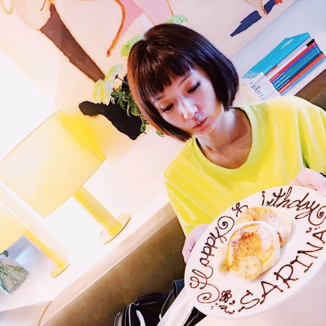 鈴木紗理奈さんのインスタグラム写真 - (鈴木紗理奈Instagram)「千秋ちゃん @chiaki77777 とランチ。  パンケーキ頼まないわたしに、  紗理奈、食後に パンケーキ食べない？  えー、パンケーキは食べない。  ねぇ、ほんとにパンケーキ食べない？ うん、、じゃあ少しもらおうかな？  からのこのパンケーキが 来た。きゃー、嬉しい。  パンケーキが美味しい店で パンケーキ断る女がいたとは 想定外だったらしい笑  ありがとう❤︎」7月17日 17時28分 - munehirovoice