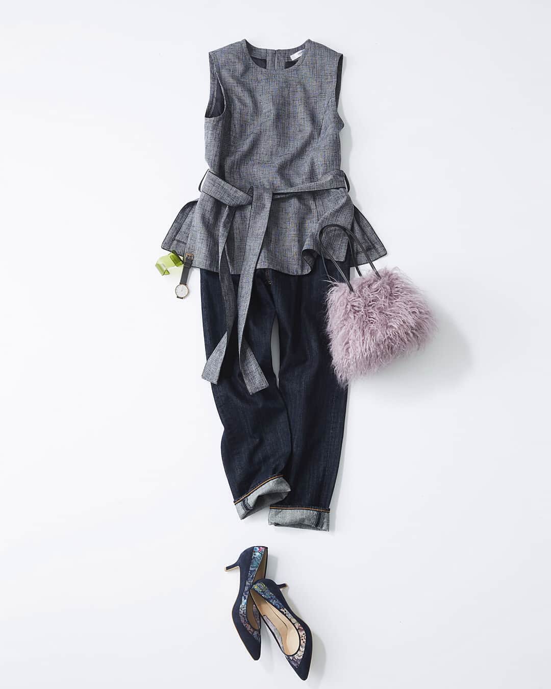 ルミネ公式のインスタグラム：「レディなパンプスにはクロップドデニム #トップス ￥16,000+TAX #デニム ￥7,600+TAX #バングル ￥3,200+TAX #時計 ￥21,000+TAX #バッグ ￥7,800+TAX #パンプス ￥15,000+TAX ・ [ #LUMINEMAGAZINE ] #lumine #ルミネ #エミ #ユナイテッドアローズグリーンレーベルリラクシング #アコモデ #トルク #ミラオーウェン #ダイアナ #ootd #outfit #fashion #coordinate #コーディネート #ファッション #デイリーコーデ #コーデ #フォロー #田沼智美 http://magazine.lumine.ne.jp/?p=76924 ※商品の価格や取り扱い状況は撮影時点のもので、変更になることがあります。」