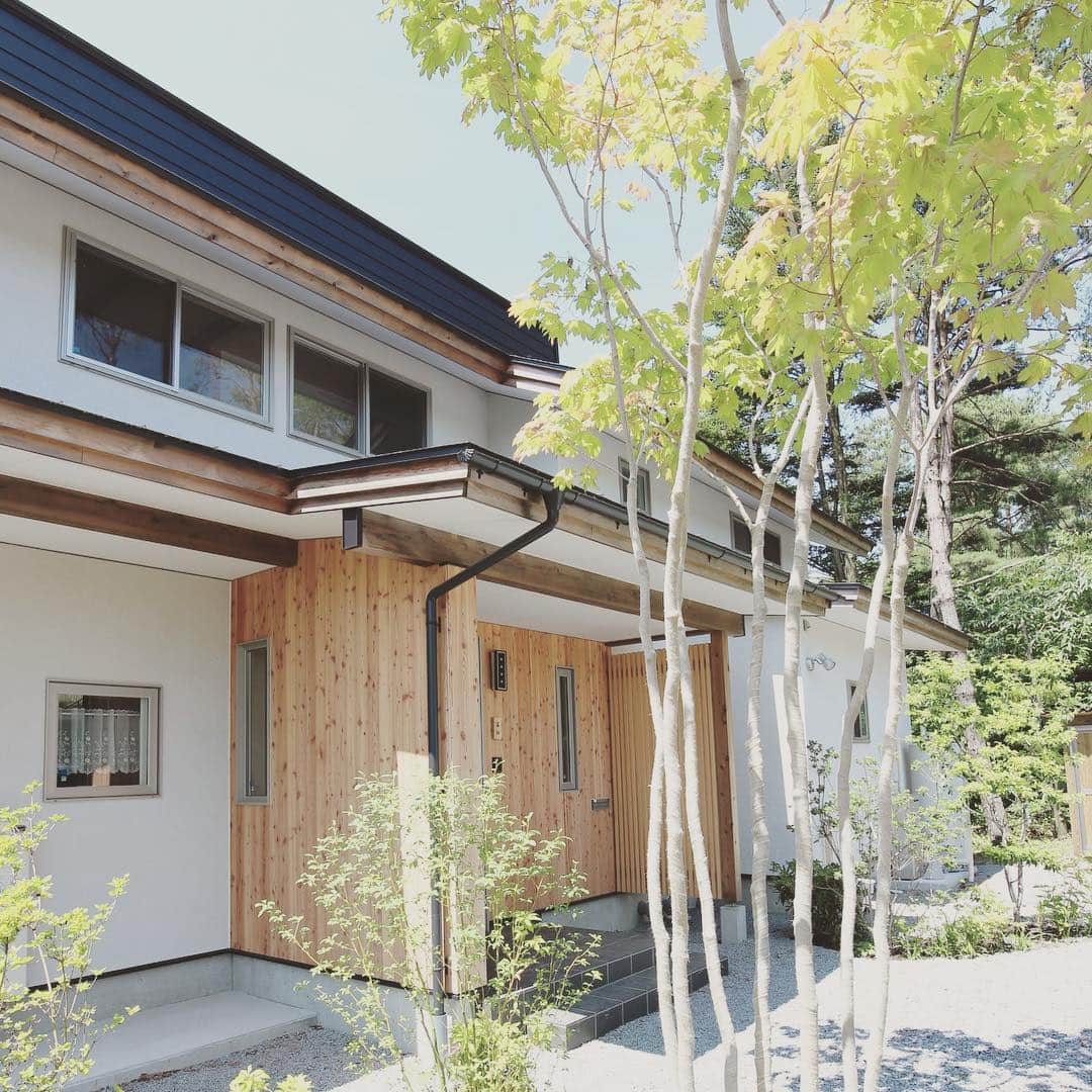 美し信州建設のインスタグラム：「御代田町  T様のお住まい 北玄関。 玄関の壁を板張りで優しくお出迎え。 植樹の木立と自然の緑。爽やかな気分で住まいへと誘う😊  #美し信州建設#上田市#木曽桧#長野県#マイホーム#インテリア#新築#家#工務店#リノベーション#住宅#設計#注文住宅#自由設計#無垢材#木の家#田舎暮らし#建築家#施工事例#玄関#住まい#板張り#自然素材#健康住宅#エコ住宅#interior#マイホーム計画#house#木曽ひのき#」