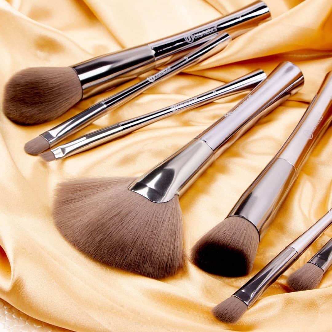 BH Cosmeticsさんのインスタグラム写真 - (BH CosmeticsInstagram)「The reflection of perfection!🤩 Your hottest makeup looks are here with our Smoke n' Mirrors brush set - a set of tools you need to see to believe. It has shiny metal handles, ultra-soft bristles, and even a zip-top bag for the travelling beauty!🔥Tap to buy! SHOP: www.bhcosmetics.com . . . . . #makeup #makeuplooks #beauty #beautylooks #makeupbrush #makeupbrushset #beautytools #bhcosmetics」7月17日 10時13分 - bhcosmetics