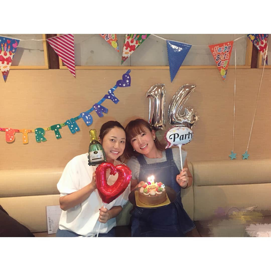 有村智恵さんのインスタグラム写真 - (有村智恵Instagram)「昨日は、諸見里しのぶちゃんの誕生日会でこのメンバーで集まりましたー！まさかの、私の優勝も一緒にお祝いしてもらえて…すごく嬉しかった！！ なかなかゴルフ場ではゆっくり話す機会がない選手とも、色んな話ができて良かったー！！！ あと、声を大にして言いたいのは、諸見里しのぶは最高ですってこと。笑 中学生の頃からの付き合いで、しのぶちゃんのことはもともと本当に尊敬してるし大好きだけど、昨日の完全オフモードな諸見里しのぶを見て、もっともっと好きになりました。笑 美香ちゃんステキな会に呼んでくれてありがとう♡♡ #女子プロゴルファー #桃子先輩とみっすーとはるかちゃんは #目を離すとすぐゴルフの話する #真面目な話してるのに #言い間違いがひどくて笑いに変える上田桃子 笑 #江里菜は口を開けば毒を吐く 笑 #ららちゃんは途中1時間くらい一言も発してなかった 笑 #私ゴルフ場だとどうしてもスイッチ入っちゃって周り見えなくなっちゃうから #怖がられてなかなか話してもらえないこと多いけど #本当はみんなのことすごく大好きだと思ってるから #これからもよろしくお願いします  笑 #諸見里しのぶ #上田桃子 #原江里菜 #穴井詩 #成田美寿々 #工藤遥加 #松森彩夏 #有村智恵」7月17日 11時14分 - chiearimura