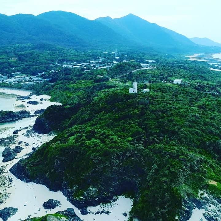 ジモフルのインスタグラム：「金見崎灯台をドローンで空撮  #ジモフル #jimoful #徳之島 #ソテツトンネル #灯台 #水平線 #海の日 #海が好きな人と繋がりたい #空が好き #夏旅 #ドローン #japan #japantrip #island #nature #lighthouse #horizon #bluesky #beach #instatravel  #drone」