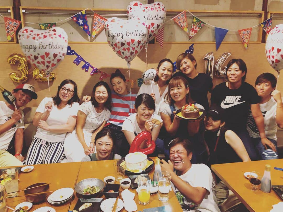 上田桃子さんのインスタグラム写真 - (上田桃子Instagram)「happy b.d to my friend❤️ 昨日はしーたんの誕生日会🎂🎉👏をみんなでやりました👏👏👏 早いもので私達もあっという間に 32になり、若い時はバチバチだった関係も今じゃ色んなことを相談し合える関係になりました🤗💕 お酒が大好きなしのぶには みんながこぞってお酒のプレゼント🎁🥃を持って集まったんですが、 本人酔っ払って持って帰ったのでちゃんと家まで持って帰れたのか…。 酔っ払ってるしのぶをみながら、 普段気遣ってばっかいるから 素のしのぶをみんなで囲めてワイワイやれて、凄く楽しかったし嬉しかっただす♡  どんなしのぶもみんな大好きだょ❤️ そして、チエが優勝してすぐだったのでみんなでチエのお祝いも🥂❤️ 改めて本当におめでとうね♡  普段コースではみんな戦友ですが こうして無条件にバカ話できたり 笑いあえたりできる関係を築けてる事がとても嬉しいし、そんな仲間が大好きです😘  そしてそして、いつも側でしのぶを支えてる美香ちゃんの愛の詰まった会でもあったと思います♡  1人じゃないって事だけで 頑張れる。  それはここにいる選手全員がいつも感じてる事だと思う。 だからこそ、弱さも強さも飛び越えて笑いあえる会だったのかなーーーー  ってまた真面目な話になりやしたが、本当に楽しい夜をありがとう🌉🍷 #私はえりなやちえみたいなハッシュタグつけらんないから #お名前だけ記帳させていただきます #諸見里しのぶ #有村智恵 #原江里菜 #穴井詩 #工藤遥加 #成田美寿々 #松森彩夏 #和也氏 #ゆみ姉 #wみかちゃん #あゆみさん #誕生日会#祝勝会 #おめでとう」7月17日 13時00分 - momoko3030