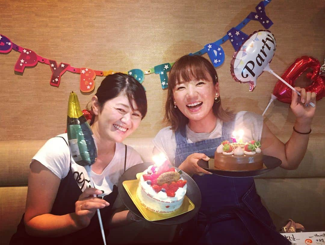 上田桃子さんのインスタグラム写真 - (上田桃子Instagram)「happy b.d to my friend❤️ 昨日はしーたんの誕生日会🎂🎉👏をみんなでやりました👏👏👏 早いもので私達もあっという間に 32になり、若い時はバチバチだった関係も今じゃ色んなことを相談し合える関係になりました🤗💕 お酒が大好きなしのぶには みんながこぞってお酒のプレゼント🎁🥃を持って集まったんですが、 本人酔っ払って持って帰ったのでちゃんと家まで持って帰れたのか…。 酔っ払ってるしのぶをみながら、 普段気遣ってばっかいるから 素のしのぶをみんなで囲めてワイワイやれて、凄く楽しかったし嬉しかっただす♡  どんなしのぶもみんな大好きだょ❤️ そして、チエが優勝してすぐだったのでみんなでチエのお祝いも🥂❤️ 改めて本当におめでとうね♡  普段コースではみんな戦友ですが こうして無条件にバカ話できたり 笑いあえたりできる関係を築けてる事がとても嬉しいし、そんな仲間が大好きです😘  そしてそして、いつも側でしのぶを支えてる美香ちゃんの愛の詰まった会でもあったと思います♡  1人じゃないって事だけで 頑張れる。  それはここにいる選手全員がいつも感じてる事だと思う。 だからこそ、弱さも強さも飛び越えて笑いあえる会だったのかなーーーー  ってまた真面目な話になりやしたが、本当に楽しい夜をありがとう🌉🍷 #私はえりなやちえみたいなハッシュタグつけらんないから #お名前だけ記帳させていただきます #諸見里しのぶ #有村智恵 #原江里菜 #穴井詩 #工藤遥加 #成田美寿々 #松森彩夏 #和也氏 #ゆみ姉 #wみかちゃん #あゆみさん #誕生日会#祝勝会 #おめでとう」7月17日 13時00分 - momoko3030