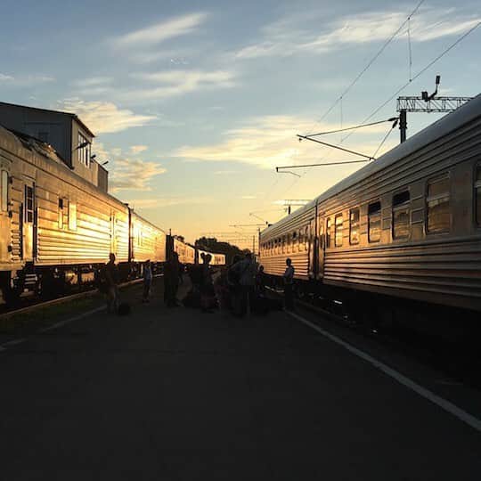 TRAVEL PLANETのインスタグラム：「#khabarovsk #russia #ハバロフスク #ロシア #シベリア鉄道 #世界見聞LOG . .  緯度高き 極東ロシアの ステーション 夜行列車の 旅が始まる . . 全長９０００kmを超える世界最長のシベリア鉄道。その最東端区間がハバロフスクからウラジオストクの路線。旅情あふれる寝台列車の旅を一泊だけ楽しむことができます。 .  #トラベルプラネットでロシアの旅」