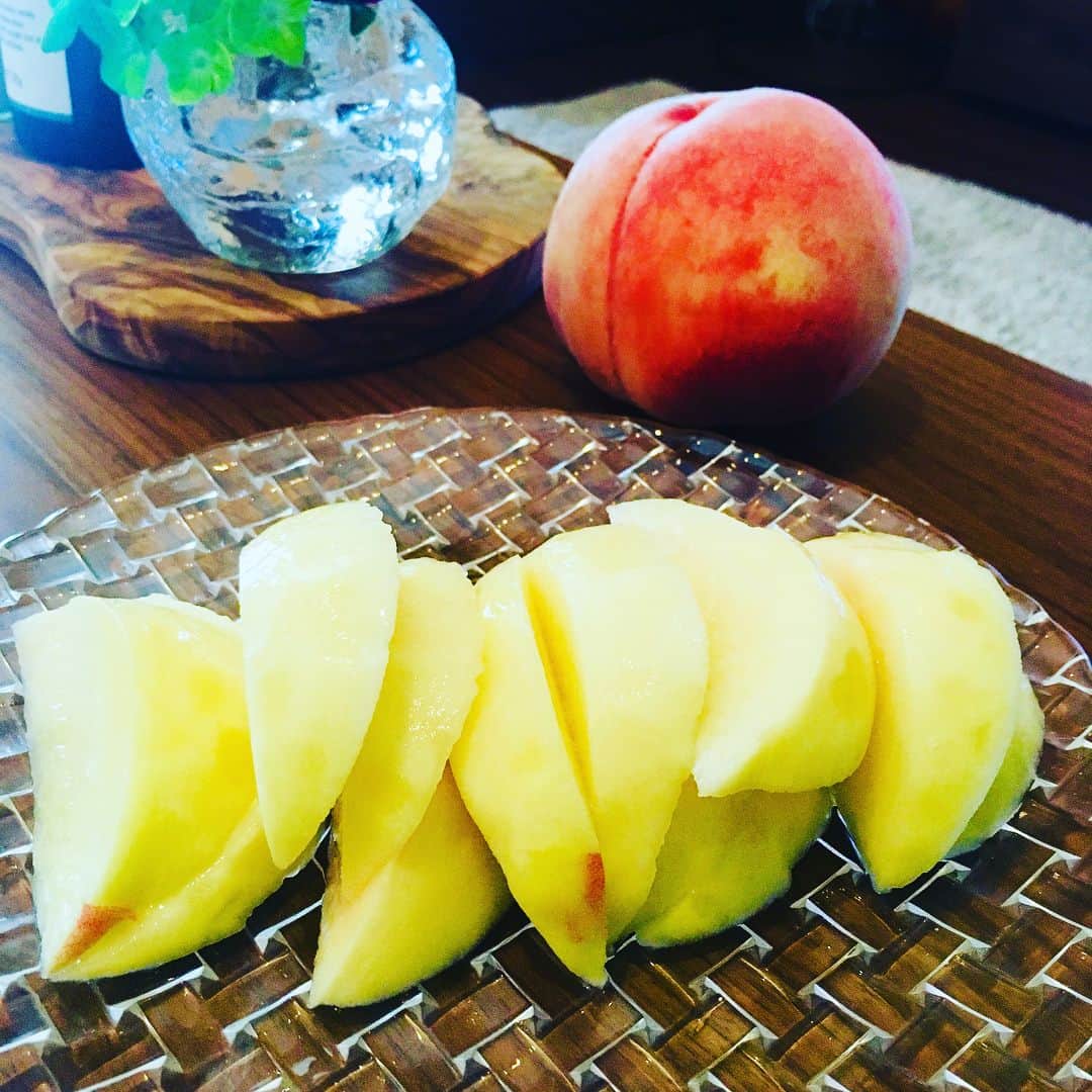市橋有里のインスタグラム：「絶品✨桃🍑をいただきました♩♩桃はフルーツの中で1番好き！さ、これから北海道までひとっ飛び✈︎ ・ #いつもありがとうございます #いつものメンバー #10年近いお付き合い #絶品桃 #桃 #永遠の32歳 だそうですw #誕生日おめでとうございます #あ、祖母の文旦が1番です✨ #あ、お仕事です😊」