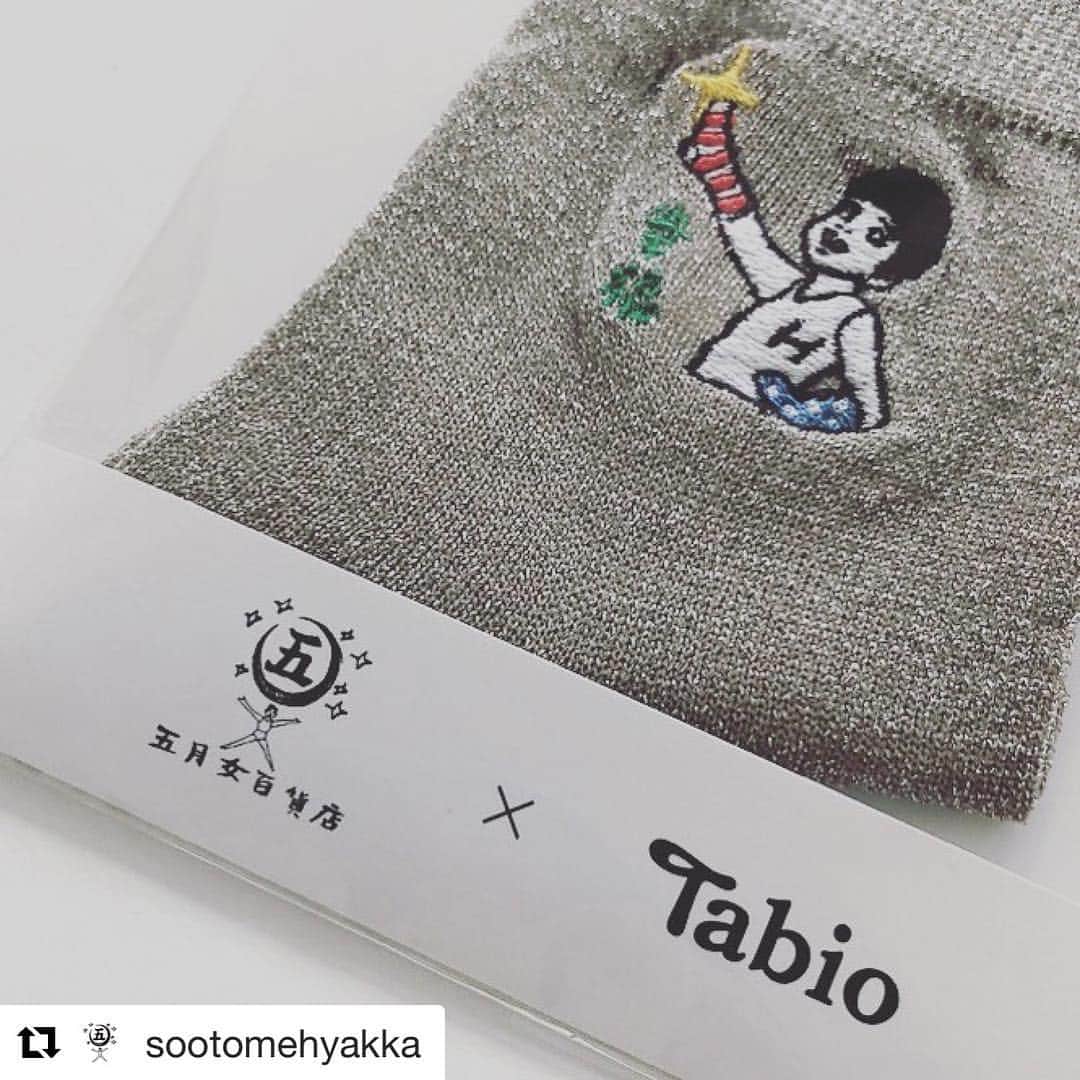 五月女ケイ子のインスタグラム：「7月10日で3周年を迎えた五月女百貨店のインスタができました。  そして本日、靴下屋とのコラボ靴下が発売です。ラメラメソックスに靴下に包まれた幸福を刺繍にこめました。靴下ラブです。  @sootomehyakka with  五月女百貨店× Tabio コラボソックス第1弾、販売開始しました。  #五月女ケイ子#五月女百貨店#keikosootome #靴下屋#tabio」