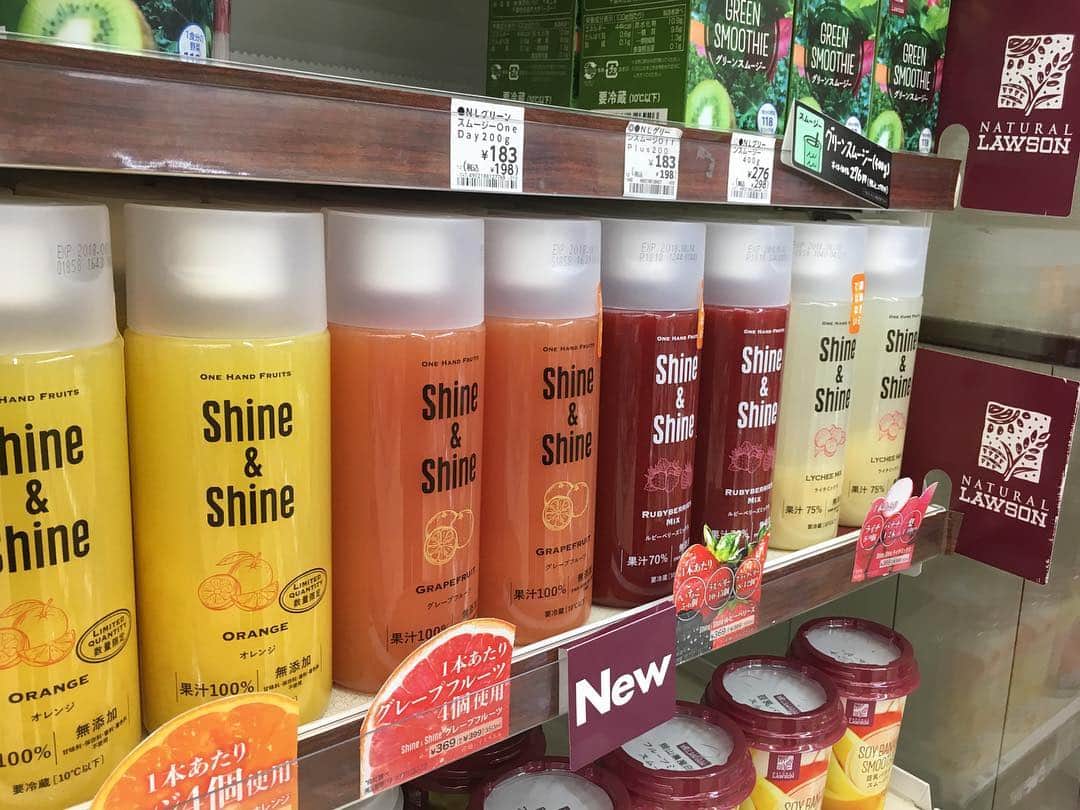 Shine&Shineのインスタグラム：「販路拡大のお知らせ。  本日よりナチュラルローソン様でShine&Shineをお買い求め頂けるようになりました！  機会があれば、是非探してみてください〜。 #shineandshine #onehandfruit #濃縮還元ではない #ストレート果汁飲料 #ナチュラルローソン #フルーツ」