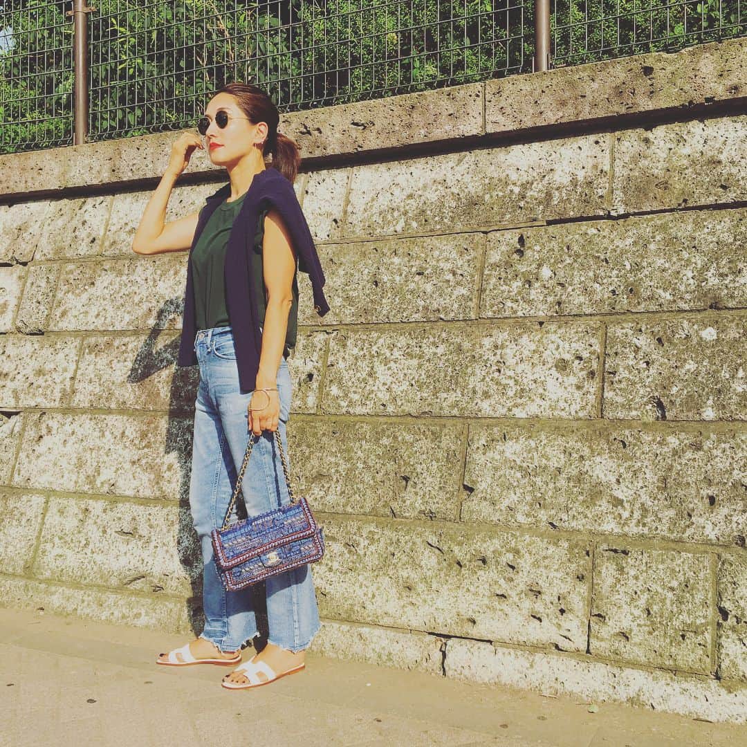 亀恭子のインスタグラム：「連日の猛暑ですね… . . うっかり焼けた肌に、 華奢なゴールドフープが気分。 . . today's… #fashion #ootd #kkstyle #tokyo #kamescloset #cardigan #madisonblue #cutandsew #aton #pants #upperhights #sunglasses #rayban #earrings #artidaoud @artidaoud #bag #chanel #shoes #hermes #summer #shootingday #昨日帰国しました #珍しく時差ボケで一睡もできず #撮影 #1日が長かった^^;」