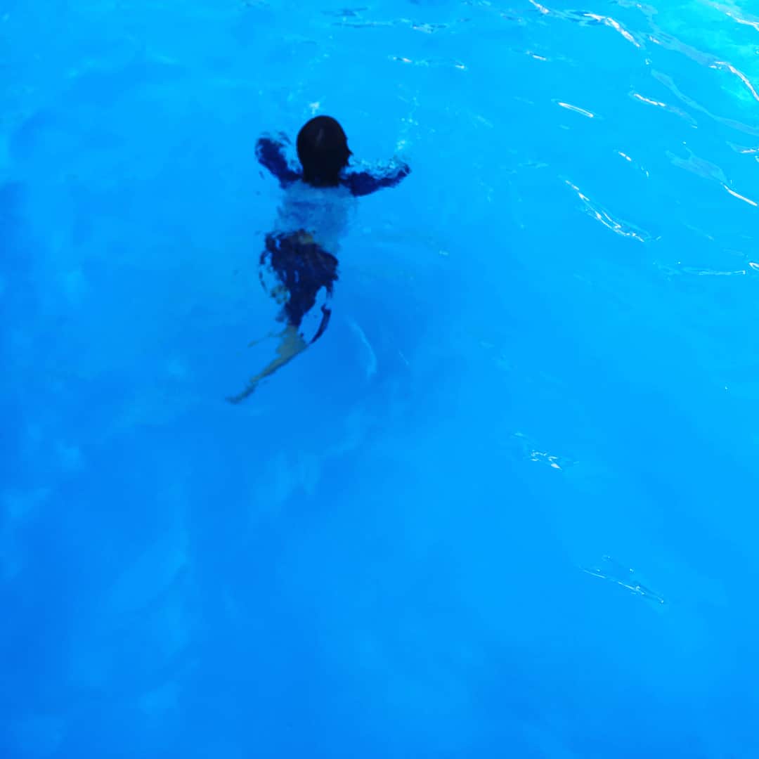 川上未映子さんのインスタグラム写真 - (川上未映子Instagram)「連休は泊りがけでプールに。浮き輪なしで、潜り、浮かび、自在に泳げるようになった6歳児が頼もしい。 ・ 地味に頑張ってきた美白が20分で全なしになる恐怖の夏の太陽、日差し…… 子どもと暮らすようになってから、こんなふうに外へ遊びにでるたび、出ざるを得ないたび、あまりのつらさに、これほんまのことかなあ、と震えてきましたが、まだ続いています。 ・ 投げてくれ！投げてくれ！というので、なぜか「ウォーボーイズ！」の掛け声ともに(ウォーターボーイズではなく)、粛々と、えんえん投げました。だんだんリクエストが荒くなりますね…右腕が筋肉痛です」7月17日 20時36分 - kawakami_mieko