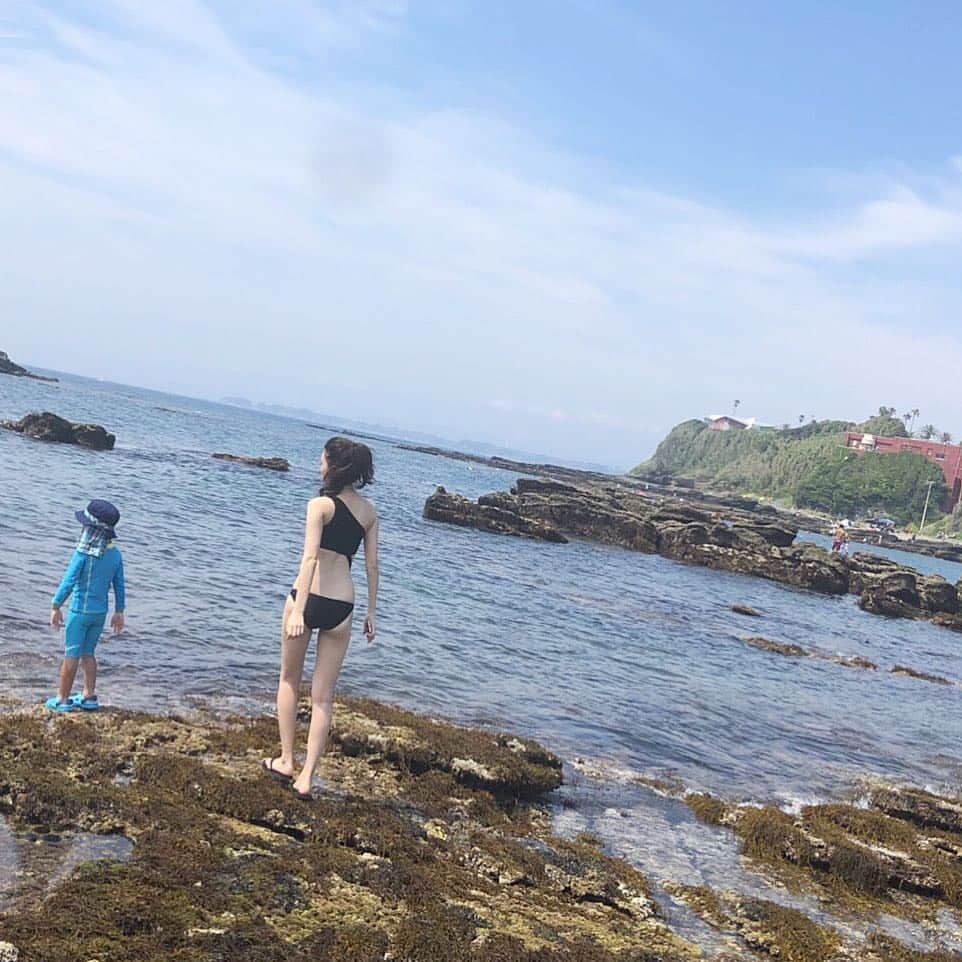 千田麻実のインスタグラム：「. .  男の子に着いていくみたいに はしゃぐ背後。 .  この子波がくる度に、うおぉ〜〜ぅ！ って永遠に言ってて超可愛かった☺️♡ .  #summer  #beach #sunnyday #vacation #海 #ビーチ」