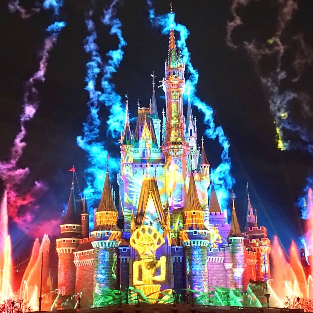 beauty news tokyoのインスタグラム：「・ 東京ディズニーリゾート(R)のアニバーサリーイベント「東京ディズニーリゾート35周年”Happiest Celebration!”」の“夜の目玉”とも言えるのが、先日からスタートしているシンデレラ城を舞台にした新しいエンターテイメントプログラム「Celebration! Tokyo Dinsneyland」✨ ・ 映像、色鮮やかな噴水、夜空いっぱいに広がる光、迫力ある炎の演出など、これまでにない壮大なスケールが魅力的で、感動すること間違いなしです😍 ・ ぜひ見どころをチェックしてから、お出かけしてみてくださいね！ → http://wp.me/p7212J-uML ・ ・ #disney #tokyodisneyland #disneyland #nighttimespectacular #celebrationtokyodisneyland #東京ディズニーランド #東京ディズニーランド35周年 #happiestcelebration elebration #東京ディズニーリゾート35周年 #ナイトタイムスペクタキュラー」