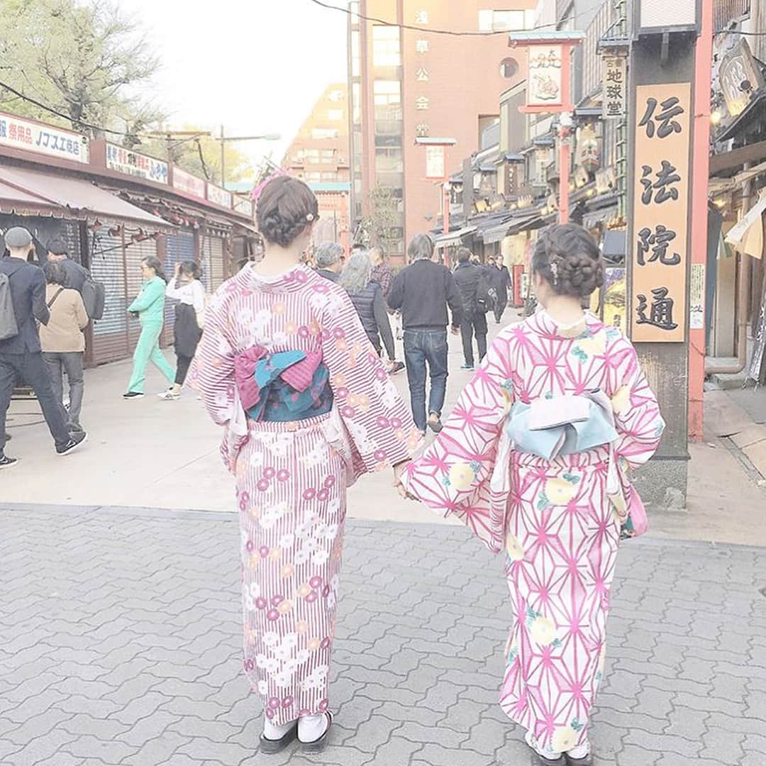 Nom de plumeさんのインスタグラム写真 - (Nom de plumeInstagram)「あなたはもう知ってる？﻿ イマドキ #和服 に大注目👘⭐︎﻿ ﻿ 夏祭りなら浴衣だけど、風情のある場所なら着物がぴったり！！﻿ ﻿ 👘2枚目﻿ 京都でパシャり📷 ﻿ 友達と大正っぽいレトロ柄の着物を着て、写真撮影しちゃおう！﻿ 京都×レトロが最高に可愛い😍﻿ ﻿ 👘3枚目﻿ ピンクの着物は女子力upを叶えちゃう♡﻿ 着物で双子コーデするのも今っぽくて◎﻿ ﻿ 👘4枚目﻿ 着物とプリクラは斬新🤩﻿ 浴衣プリはあるけれど、着物プリは珍しいっ！﻿ 可愛く着飾ってプリを撮っちゃおう！！﻿ ﻿ 👘5枚目﻿ 着物は足元も可愛い！﻿ 少し立ち止まってお洒落な写真を撮ろう🤳﻿ ﻿ 👘6枚目﻿ これは着物ではなくて振袖🌸﻿ 振袖プリは成人式の日しか撮れないので、絶対に撮るべきです🙌🏻﻿ ﻿ 👘7枚目﻿ 帯の結び方だって大事👌﻿ 和服は後ろ姿を写すのがポイント！﻿ ﻿ 👘8枚目﻿ 着物とカゴバッグは鉄板👜﻿ ゆるーく可愛く着物コーデしちゃいましょう！﻿ ﻿ 👘9枚目﻿ こちらも着物プリ！﻿ 袖を持ち上げて可愛く😍﻿ ﻿ 👘10枚目﻿ おっきなお花が夏っぽくて可愛い💕﻿ 浅草で着物を着て和服の気分を楽しみましょう！﻿ ﻿ ﻿ 🎀Photo by🎀﻿ ・ @hinata5915 ﻿ ・ @yukinon_me ﻿ ・ @ichinoooo_24 ﻿ ・ @jim_chim_yan ﻿ ・ @piii___74 ﻿ ・ @20_rina ﻿ ・ @_aya_pn ﻿ ・ @r___8m___8 ﻿ ﻿ ﻿ ◇◇◇◇◇◇◇◇◇◇◇◇◇◇◇◇◇◇◇◇◇◇◇◇◇◇◇◇◇﻿ #nomdeplume #着物 #和服 #振袖 #成人式 #大正柄 #大正時代 #レトロ #レトロ柄 #浅草 #京都 #プリント倶楽部 #プリ #プリクラポーズ #成人式 #下駄 #足元倶楽部 #かわいい #おしゃれ #カゴバッグ #和柄 #修学旅行 #旅行 #トラベル #巾着」7月17日 22時03分 - nomde_official