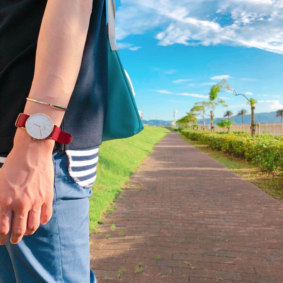 s.hiyeeeeさんのインスタグラム写真 - (s.hiyeeeeInstagram)「⛲️ @danielwellington ・ ・ お散歩🚶‍♂️🚶‍♀️…⛱ ・ ・ ・ ・ DW腕時計＆Cuffを夏仕様に新調しようサマーキャンペーン中🌻 【クーポンの併用可】 15％OFFクーポンコード：Yeee （期限は8月31日まで） 公式サイトより↓任意腕時計と購入で Cuff 50％OFF （※7/5～7/25） ・ ・ www.danielwellington.com/jp ・ ・ ・ #danielwellington #ダニエルウェリントン #myclassicdw #MYCLASSICDW #Watch #腕時計 #cuff #ブレスレット #バングル #アクセサリー #accessory #海沿い #お散歩  #熱中症注意  #アイス即溶け注意 ・ 📸  #壊れてもないのにPC新調した人 👱‍♂️ ↑ #私は納得してない 😤……笑 bottom … #uniqlo @uniqlo  tops & border … #senceofplace @senseofplace_ur」7月17日 22時02分 - s.hiyeeee