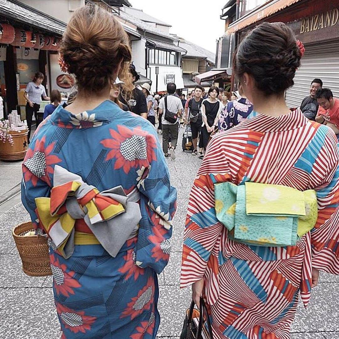 Nom de plumeさんのインスタグラム写真 - (Nom de plumeInstagram)「あなたはもう知ってる？﻿ イマドキ #和服 に大注目👘⭐︎﻿ ﻿ 夏祭りなら浴衣だけど、風情のある場所なら着物がぴったり！！﻿ ﻿ 👘2枚目﻿ 京都でパシャり📷 ﻿ 友達と大正っぽいレトロ柄の着物を着て、写真撮影しちゃおう！﻿ 京都×レトロが最高に可愛い😍﻿ ﻿ 👘3枚目﻿ ピンクの着物は女子力upを叶えちゃう♡﻿ 着物で双子コーデするのも今っぽくて◎﻿ ﻿ 👘4枚目﻿ 着物とプリクラは斬新🤩﻿ 浴衣プリはあるけれど、着物プリは珍しいっ！﻿ 可愛く着飾ってプリを撮っちゃおう！！﻿ ﻿ 👘5枚目﻿ 着物は足元も可愛い！﻿ 少し立ち止まってお洒落な写真を撮ろう🤳﻿ ﻿ 👘6枚目﻿ これは着物ではなくて振袖🌸﻿ 振袖プリは成人式の日しか撮れないので、絶対に撮るべきです🙌🏻﻿ ﻿ 👘7枚目﻿ 帯の結び方だって大事👌﻿ 和服は後ろ姿を写すのがポイント！﻿ ﻿ 👘8枚目﻿ 着物とカゴバッグは鉄板👜﻿ ゆるーく可愛く着物コーデしちゃいましょう！﻿ ﻿ 👘9枚目﻿ こちらも着物プリ！﻿ 袖を持ち上げて可愛く😍﻿ ﻿ 👘10枚目﻿ おっきなお花が夏っぽくて可愛い💕﻿ 浅草で着物を着て和服の気分を楽しみましょう！﻿ ﻿ ﻿ 🎀Photo by🎀﻿ ・ @hinata5915 ﻿ ・ @yukinon_me ﻿ ・ @ichinoooo_24 ﻿ ・ @jim_chim_yan ﻿ ・ @piii___74 ﻿ ・ @20_rina ﻿ ・ @_aya_pn ﻿ ・ @r___8m___8 ﻿ ﻿ ﻿ ◇◇◇◇◇◇◇◇◇◇◇◇◇◇◇◇◇◇◇◇◇◇◇◇◇◇◇◇◇﻿ #nomdeplume #着物 #和服 #振袖 #成人式 #大正柄 #大正時代 #レトロ #レトロ柄 #浅草 #京都 #プリント倶楽部 #プリ #プリクラポーズ #成人式 #下駄 #足元倶楽部 #かわいい #おしゃれ #カゴバッグ #和柄 #修学旅行 #旅行 #トラベル #巾着」7月17日 22時03分 - nomde_official