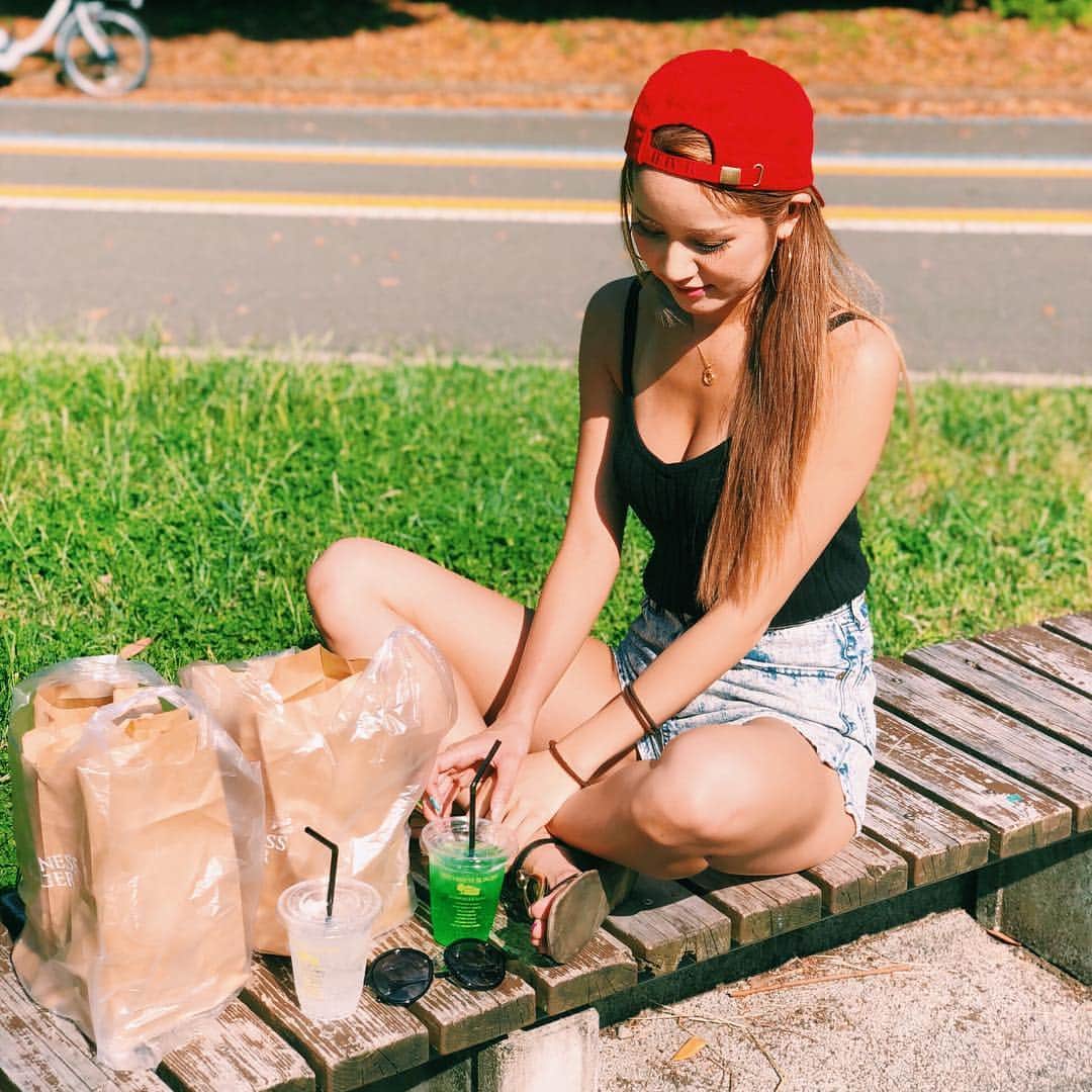 LORYのインスタグラム：「みんな夏バテ気をつけてね🏜 . クーラー付けたまま寝るの あんまり好きくないんだけど 昨日の夜はさすがに暑苦しすぎて 扇風機じゃ無理だった🐶♨️💦💦 でもクーラーガンガンの部屋で お布団くるまるのは好き🛌笑 #summer #hot #looory #sunny」