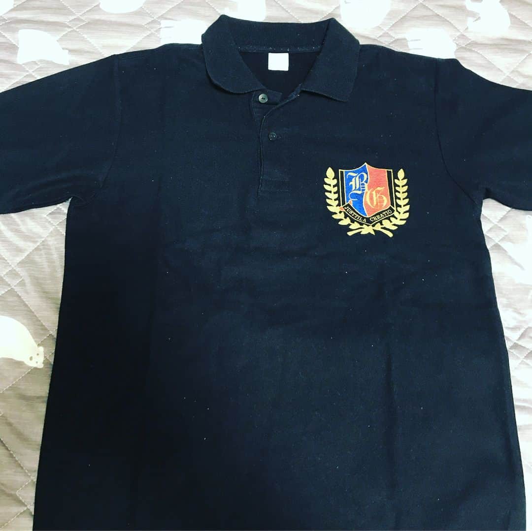 佐々木彰生のインスタグラム：「体育祭シーズンなんやな。 高校の時のクラスTシャツ(ポロシャツやけど)今思うとなかなかのデザインちゃう？笑 背中に武相、胸に校章。 背番号は自由選択。 そして1番にしてる俺。我が強い。笑笑 #武相高校  #何年卒かも覚えてない  #私服で着てもいいレベル  #それはないか」