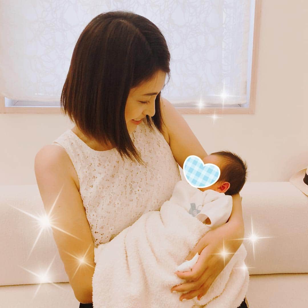 長谷部瞳のインスタグラム：「親友が赤ちゃんを産みましたので お見舞いに行ってきました。 ・ 抱っこさせてもらったら何故か私が涙止まらなくなっちゃって（笑） 母である友人に笑われながら、ティッシュをもらう始末😂😂 ・ 第二子なので、上の子の心の成長や葛藤も見ているからこそ 胸に込み上げてくる気持ちも。 ・ 無事に産まれたことに感謝です。 100%安全なお産はない。 その言葉を実感しているからこそ、スヤスヤと眠る生後数日の小さな命の存在に、なんだか泣けてきてしまいました。 ・ おめでとう。 そして、ようこそこの世界へ✨ ・ #出産 #新生児 #生後0ヶ月 #安産 #hellobaby #いっぱい飲んで大きくなってね」