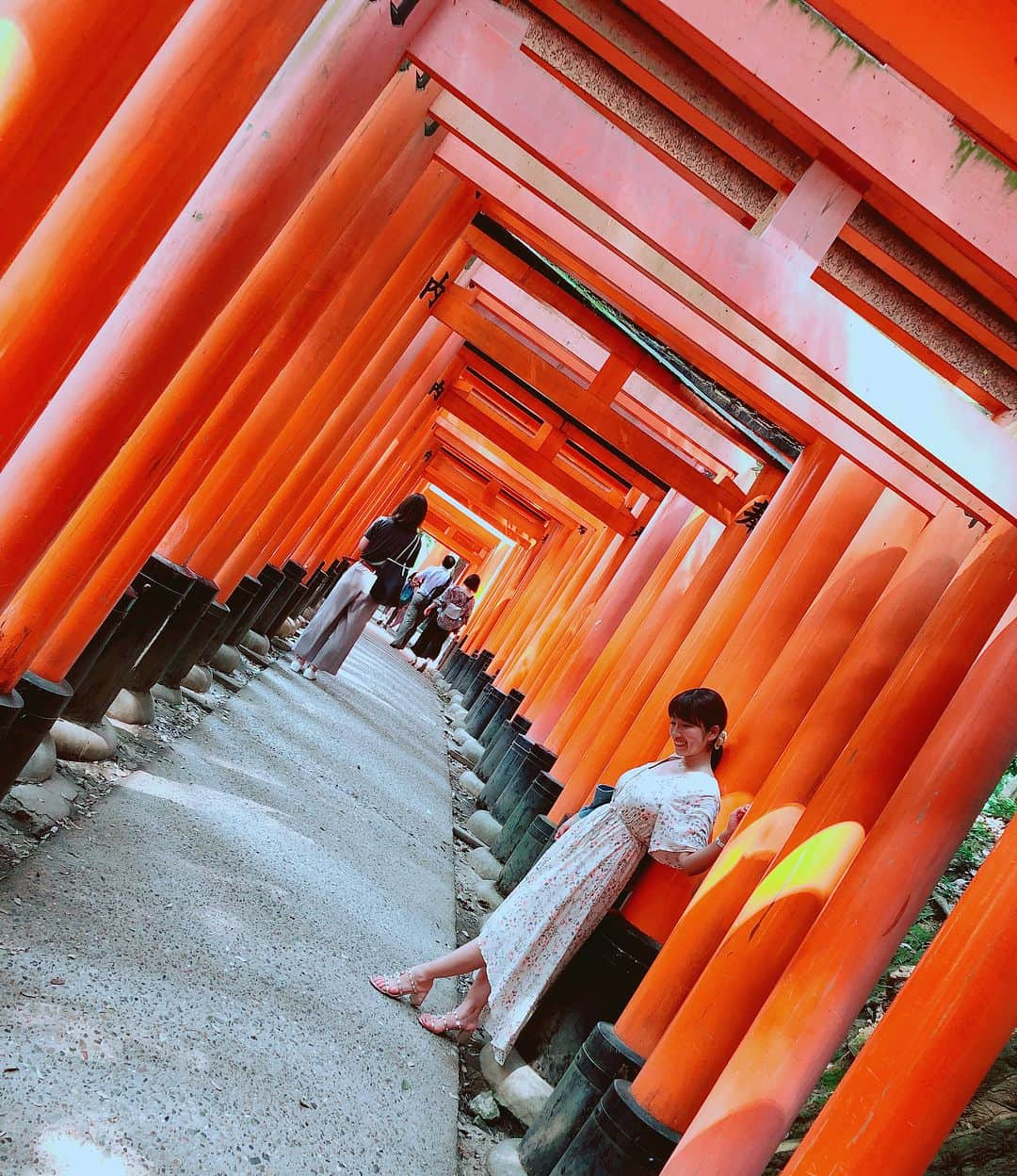 庄司ゆうこさんのインスタグラム写真 - (庄司ゆうこInstagram)「今日は伏見稲荷大社へ行ってきました(^^)何気に初！！ 商売繁盛の神様なので、ポジティブスターヨガのご祈祷をしてきました^ ^ パワースポットとは聞いていましたが、中に入った瞬間凄いパワーを感じました✨✨それにしても真昼間に行ってしまい、40度近くまで上がりフラフラでした😂抹茶パフェ食べてパワーチャージ❗️そのまま大阪に向かい西天満でレッスン🤗充実した1日だったなぁ(^.^) #伏見稲荷大社#パワースポット#商売繁盛#神社#ご祈祷#猛暑#京都#汗だく#フラフラ#行った甲斐がありました#お守り購入#関西出張#合間#つかの間の休息#もうすぐで#会社8年#8周年#過去最高売上#達成#感謝の気持ちでいっぱいです#まだまだ頑張ります💪」7月18日 0時26分 - yuko.shoji