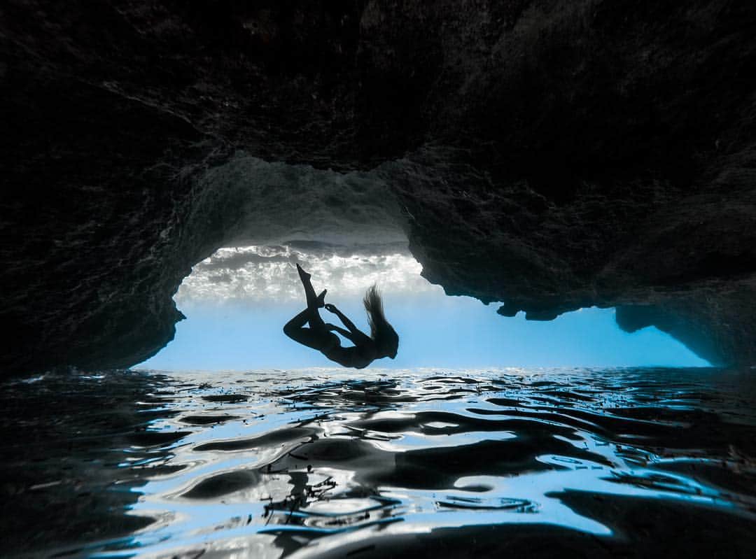 Elena Kalisのインスタグラム：「@_bahamasgirl_  #rockydundas @bahamasnationaltrust  #underwaterphotography #art 💦」
