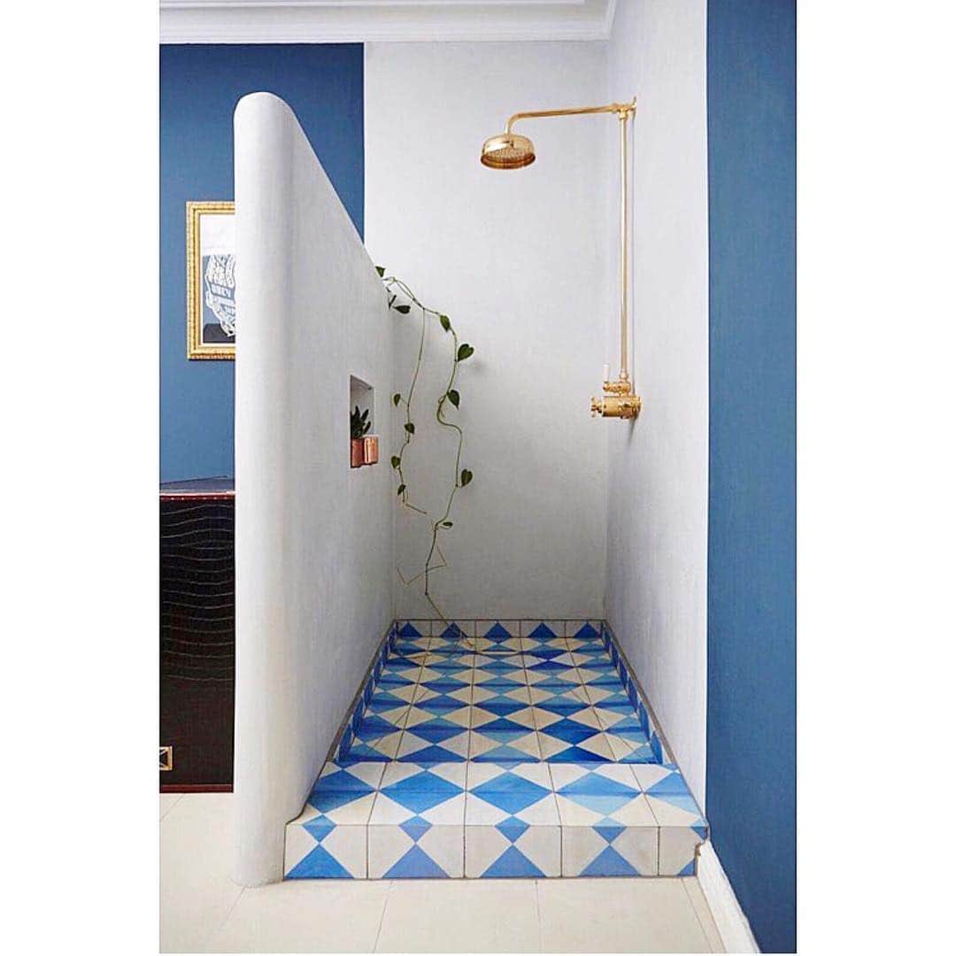 Roxy Sowlaty Interiorsのインスタグラム：「So loving plastered shower walls right now and painted floor tiles 💙💙 #inspo」