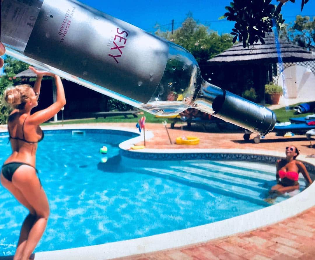 のインスタグラム：「Treat life like an open bar … drink in as much as you can, as quickly as you can, leaving good tips along the way.. What’s your best life tip? I’d love to know so please share if you’d like to ...…. #tbt #hot #summer #sun #pool #fun #happy #time #instadaily #photooftheday #bottle #photography #sisters #love #life  Have an #awesome #day everyone  #love and #light」