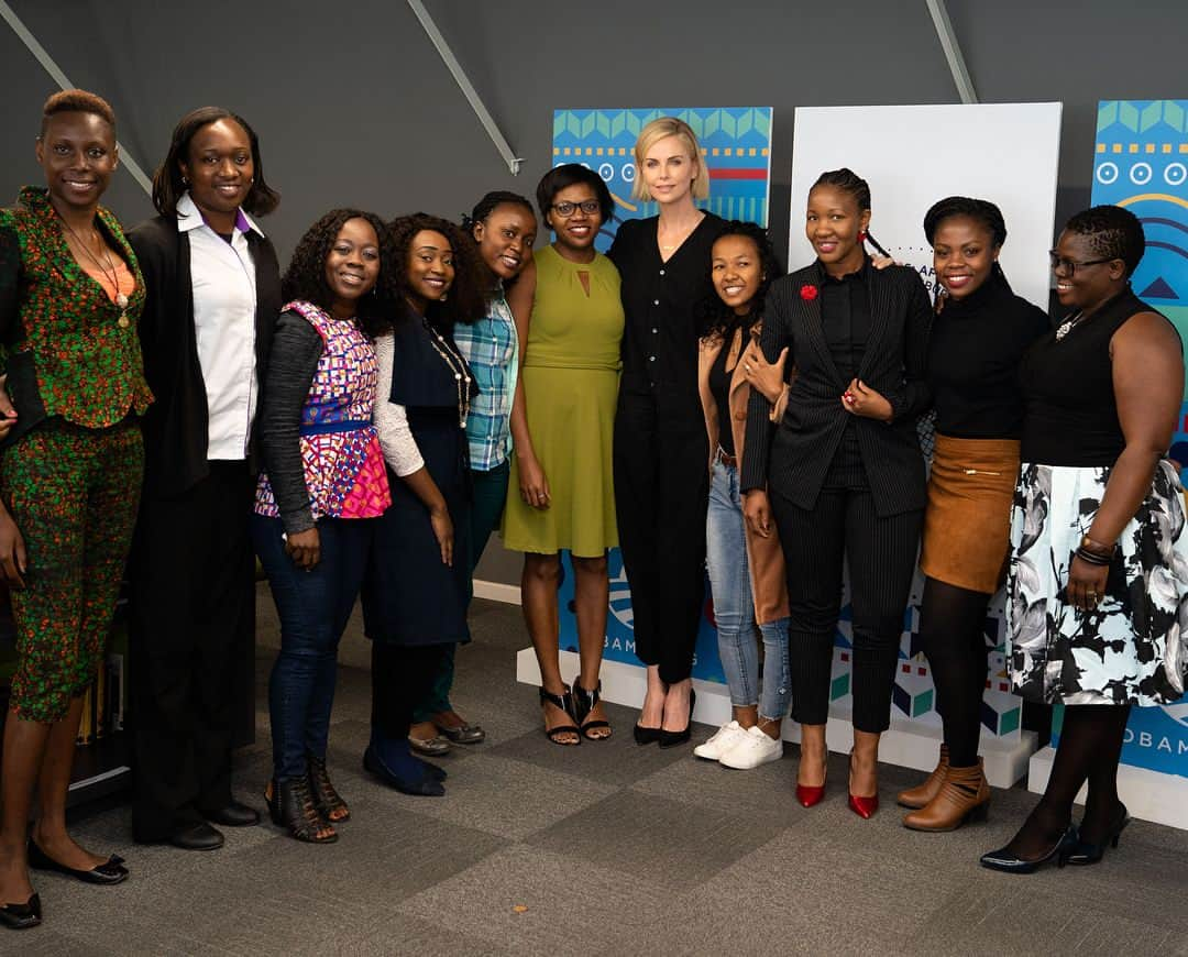 シャーリーズ・セロンさんのインスタグラム写真 - (シャーリーズ・セロンInstagram)「Earlier today, I had the chance to sit down with ten female leaders from all across Africa who are gathered in Johannesburg as part of the @obamafoundation Leaders: Africa program. I heard from a young woman who is providing educational opportunities to girls in rural Uganda and another leader working on HIV/AIDS prevention in Sierra Leone. I was so impressed by their perseverance, optimism, and commitment to making a positive impact. I left inspired by these young leaders who are learning from one another, working together, and building a network to continue their important work across the continent.」7月18日 6時12分 - charlizeafrica