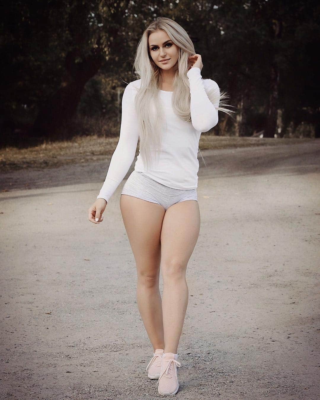Anna Nyströmのインスタグラム：「Back in Sweden again 💗」