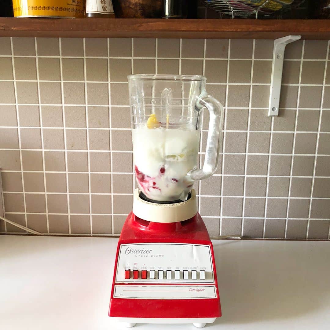 小堀紀代美さんのインスタグラム写真 - (小堀紀代美Instagram)「おはようございます。 冷凍していたフルーツを少しずつミックス🍍🍓🥝🍒🍑豆乳、甘酒、ヨーグルトなどでジュースに。 量が適当過ぎて多い！お腹いっぱいっ。でも涼しくなりました。」7月18日 9時21分 - likelikekitchen