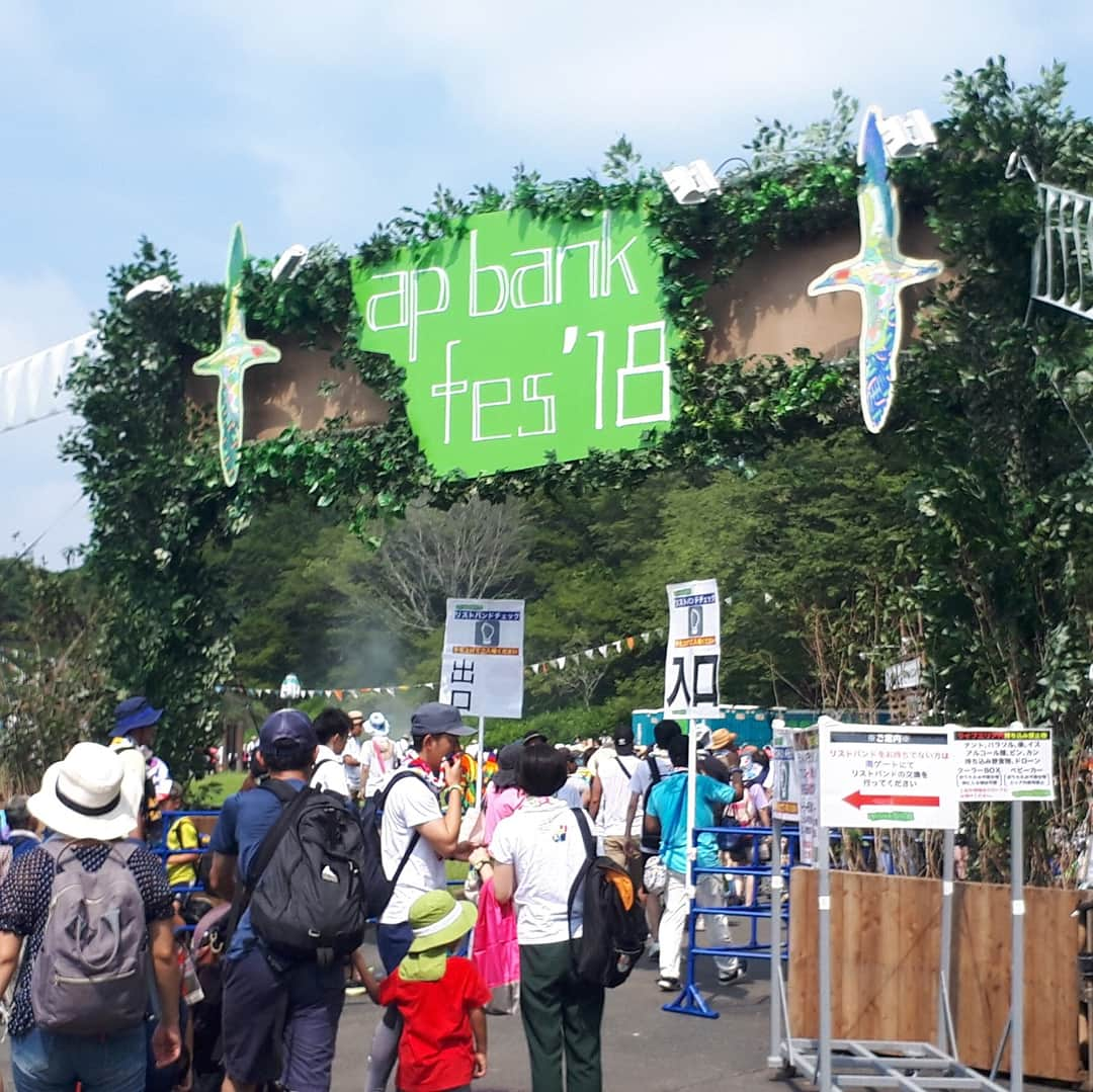 佐々木瞳さんのインスタグラム写真 - (佐々木瞳Instagram)「ap bank fes2018！ apは今回はじめて行ったけれど、楽しすぎた😂✨ミスチルも絢香も高橋優もMAN WITHもsalyuも…最高でした‼️ フェスって今までじっくり聴いてこなかったアーティストの歌を聴いて好きになったり、発見できたりするのが本当に面白い🤣💕 びっくりする暑さでしたが😭💦その暑さが吹き飛ぶくらい最高の時間だった✨から、来年もまた行きたい😍  #apbankfes #apbankfes2018 #つま恋 #フェス #ミスチル #櫻井和寿 #絢香 #高橋優 #manwithamission #salyu #alexandros #岡村靖幸 #小林武史 #最高 #また行きたい #いつか仕事でフェスに関わりたい」7月18日 10時09分 - hitomihappygirl1026