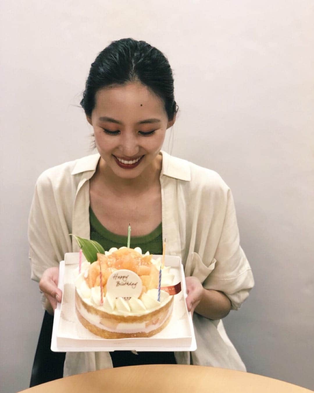Shiho Sasakiのインスタグラム：「今日7/18に誕生日を迎えました🎉 平日にもかかわらず、本社チームがお祝いしてくれました🎂😭 20代も残りわずか。。 自分らしさを忘れずに 素敵な大人の女性目指して日々過ごします🙏 #20180718」