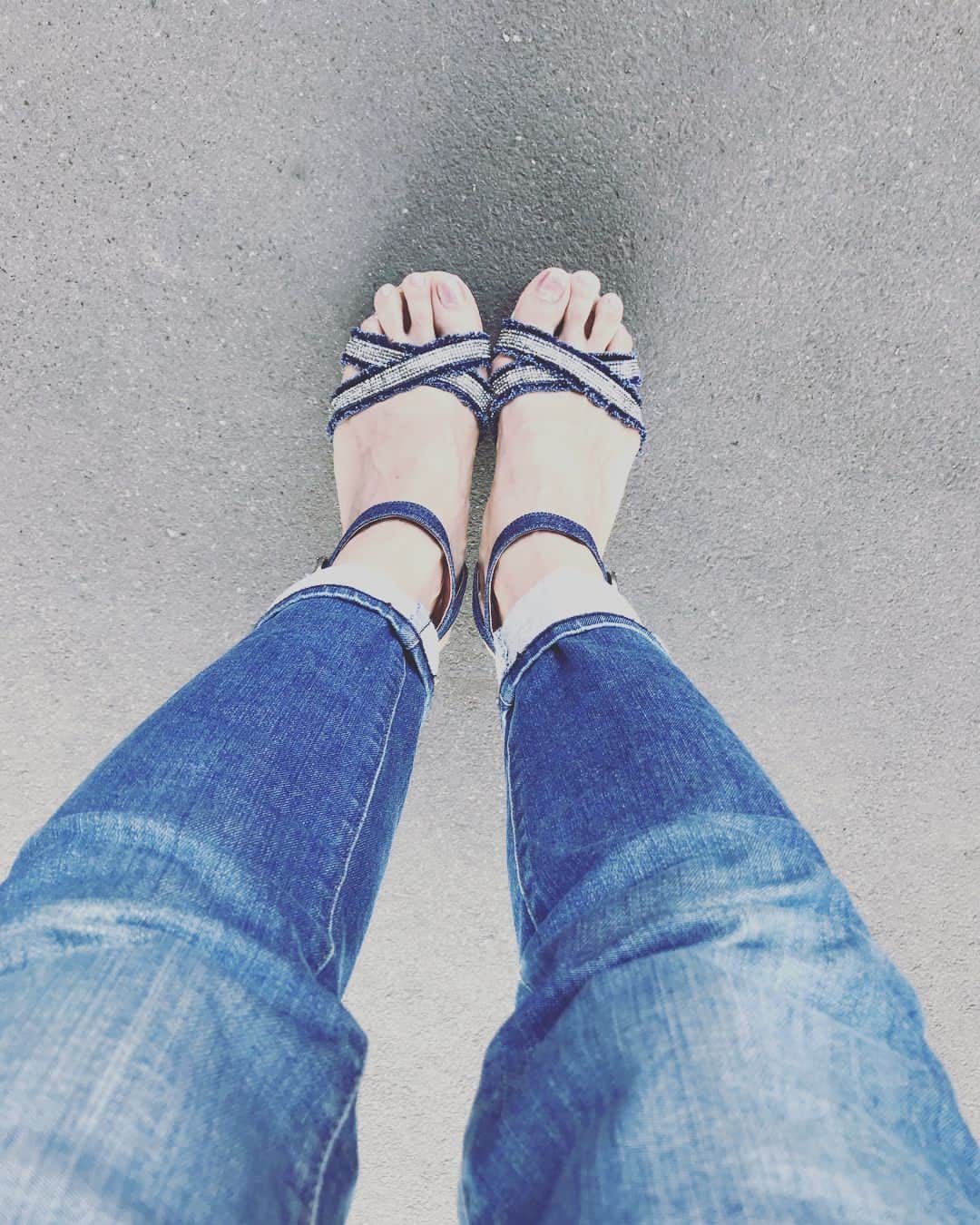 福田淳子さんのインスタグラム写真 - (福田淳子Instagram)「9時半くらいから都内でぐるぐる移動。歩いて時はそうでもないけど止まるとどっと汗がまるで滝のように流れてくる。隙間時間があったので髪を切ってもらいました。最近ボブっぽいショートだったのですが、すっきりさっぱりピクシーカットに。新しいサンダルをデビューさせたのはいいけれど（キラキラでかわいい）靴擦れしまくりで絆創膏を8箇所くらいに貼りました。ウェッジソールで脚長効果大。最後に長めの打ち合わせをして今日は終了。やり切った感大。ここから頑張らねばですが撮影が楽しみ。  #haircut  #pixciecut  #shorthair  #rorrim  #careymulligan  #キャリーマリガン風でと言ったらこうなりました」7月18日 21時14分 - junjunfukuda