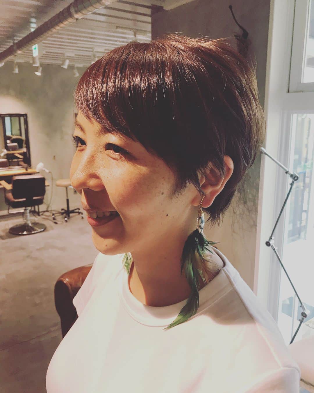 福田淳子さんのインスタグラム写真 - (福田淳子Instagram)「9時半くらいから都内でぐるぐる移動。歩いて時はそうでもないけど止まるとどっと汗がまるで滝のように流れてくる。隙間時間があったので髪を切ってもらいました。最近ボブっぽいショートだったのですが、すっきりさっぱりピクシーカットに。新しいサンダルをデビューさせたのはいいけれど（キラキラでかわいい）靴擦れしまくりで絆創膏を8箇所くらいに貼りました。ウェッジソールで脚長効果大。最後に長めの打ち合わせをして今日は終了。やり切った感大。ここから頑張らねばですが撮影が楽しみ。  #haircut  #pixciecut  #shorthair  #rorrim  #careymulligan  #キャリーマリガン風でと言ったらこうなりました」7月18日 21時14分 - junjunfukuda