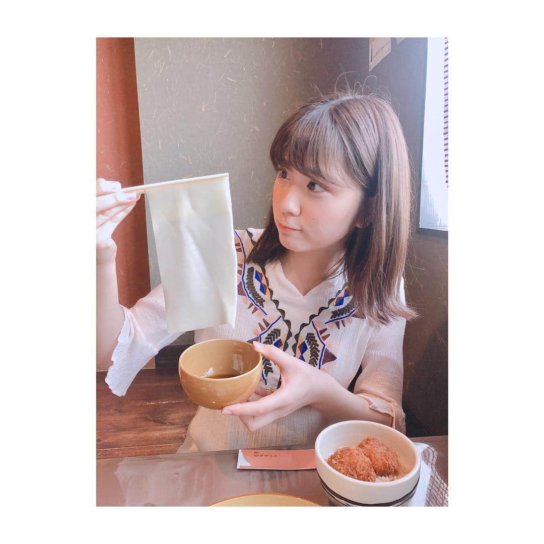 清水麻璃亜のインスタグラム：「* #ひもかわ 群馬県の名物うどんのひとつで その中でもダントツ大きなひもかわのお店🥢 #今日の美味しみず  #ヒレカツソースカツ丼も実は群馬名物」