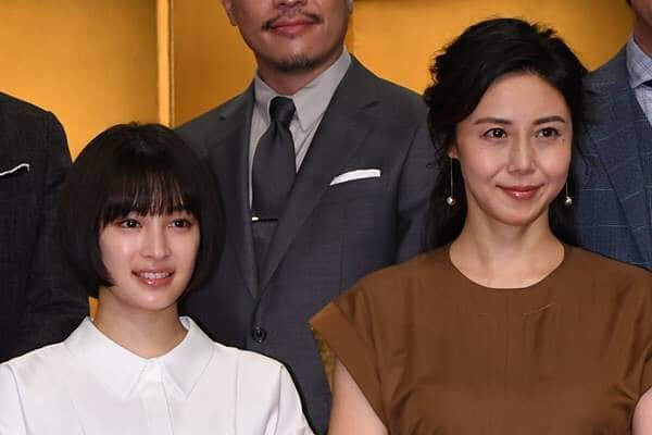 女性自身 (光文社)さんのインスタグラム写真 - (女性自身 (光文社)Instagram)「広瀬すずに朝ドラの洗礼…現場凍った先輩・松嶋菜々子の忠告 「十勝ロケ中の松嶋さんには、近寄りがたい“女優オーラ”が漂っていました。そんな彼女の演技を、広瀬さんが必死に受け止めていましたね」（地元関係者） 来年4月から始まるNHK朝ドラ「なつぞら」。6月には北海道十勝地方でロケが行われ、ヒロインの広瀬すず（20）と義母役の松嶋菜々子（44）がしのぎを削り合っていた。記念すべき朝ドラ100作目のヒロインとあって、プレッシャーのかかる広瀬。そんな彼女に、先輩女優の松嶋が“激辛な洗礼”を与えていたという。 ※詳細はプロフィールのリンクからWEB女性自身へ スクープダイジェストをストーリーで公開中！  #広瀬すず #松嶋菜々子 #なつぞら #朝ドラ #洗礼 #女優 #ヒロイン #女性自身 #いいね #フォロー」7月18日 22時00分 - joseijisin