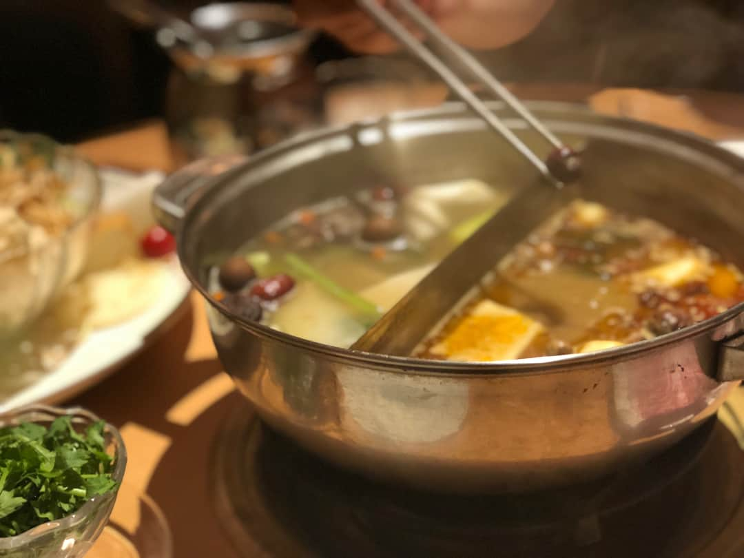 奥山かずささんのインスタグラム写真 - (奥山かずさInstagram)「あと火鍋も食べました。 美味しすぎたー！！ #ピントがパクチーに… #そっちじゃない… #このマメみたいなやつにピントを合わせたかった #マメみたいなやつ説明してもらったけど全部忘れてしまった #なにやら種類が多すぎる #説明されまくったあげく #これらは美味しくないので食べないでください #クコの実は美味しいので食べてください #はい #分かりました #天香回味」7月18日 22時27分 - kazusa_okuyama_official