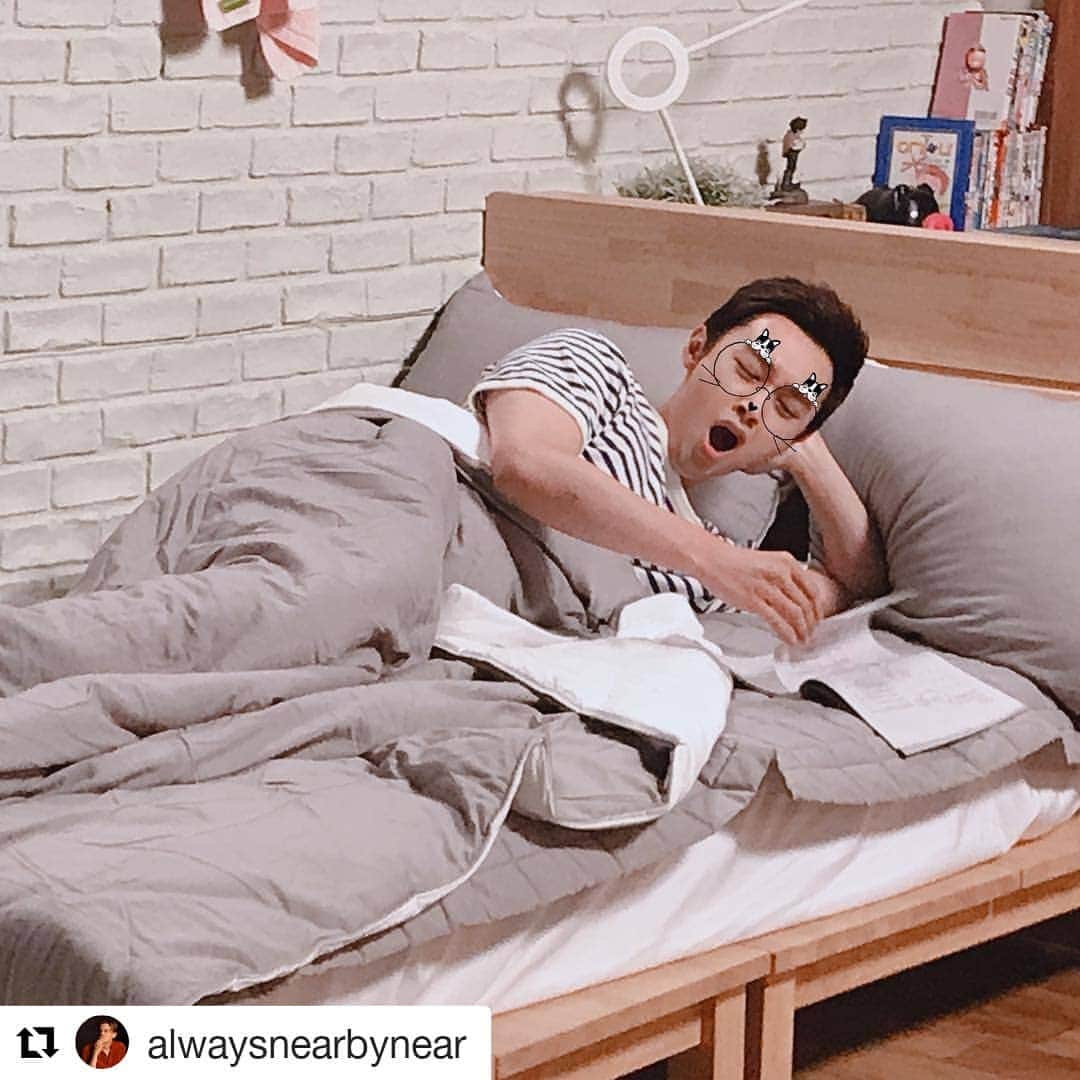 のインスタグラム：「우리 스타일리스트 가희 (@alwaysnearbynear)  찍어준사진..나의 업데이트를 도와주는구만ㅎㅎ #비밀과거짓말 많이 사랑해주세요~♡ #윤재빈#이중문#세트장#화이팅#무더위」