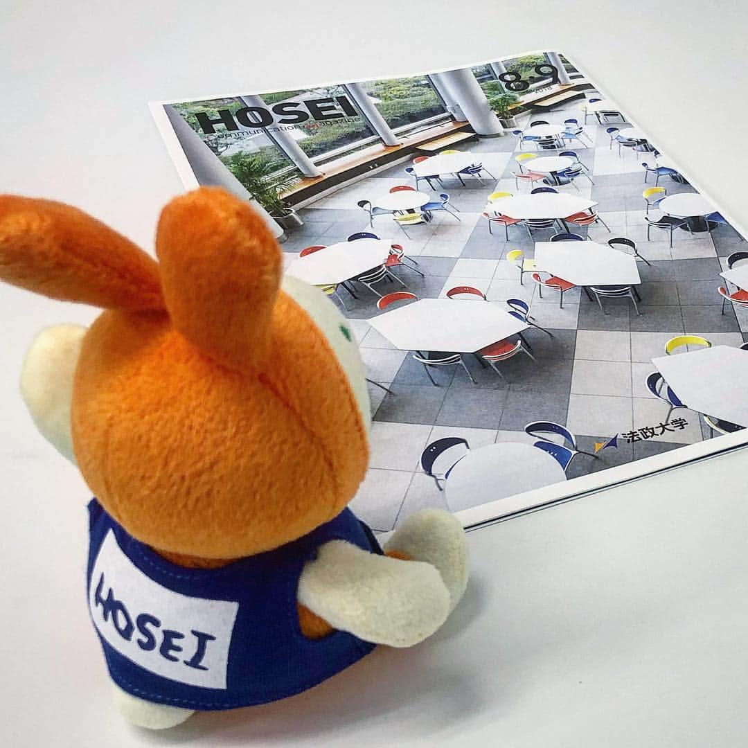 のインスタグラム：「広報誌「法政」8・9月号の表紙は、市ケ谷キャンパスのボアソナード・タワー1階「ヘリオス」。学内でも配布中です。 #法政 #大学 #hosei #university #表紙 #市ヶ谷 #キャンパス #学生ホール #ボアソナードタワー #えこぴょん #magazine #cover #campus #hoseiblue #hoseiorange」
