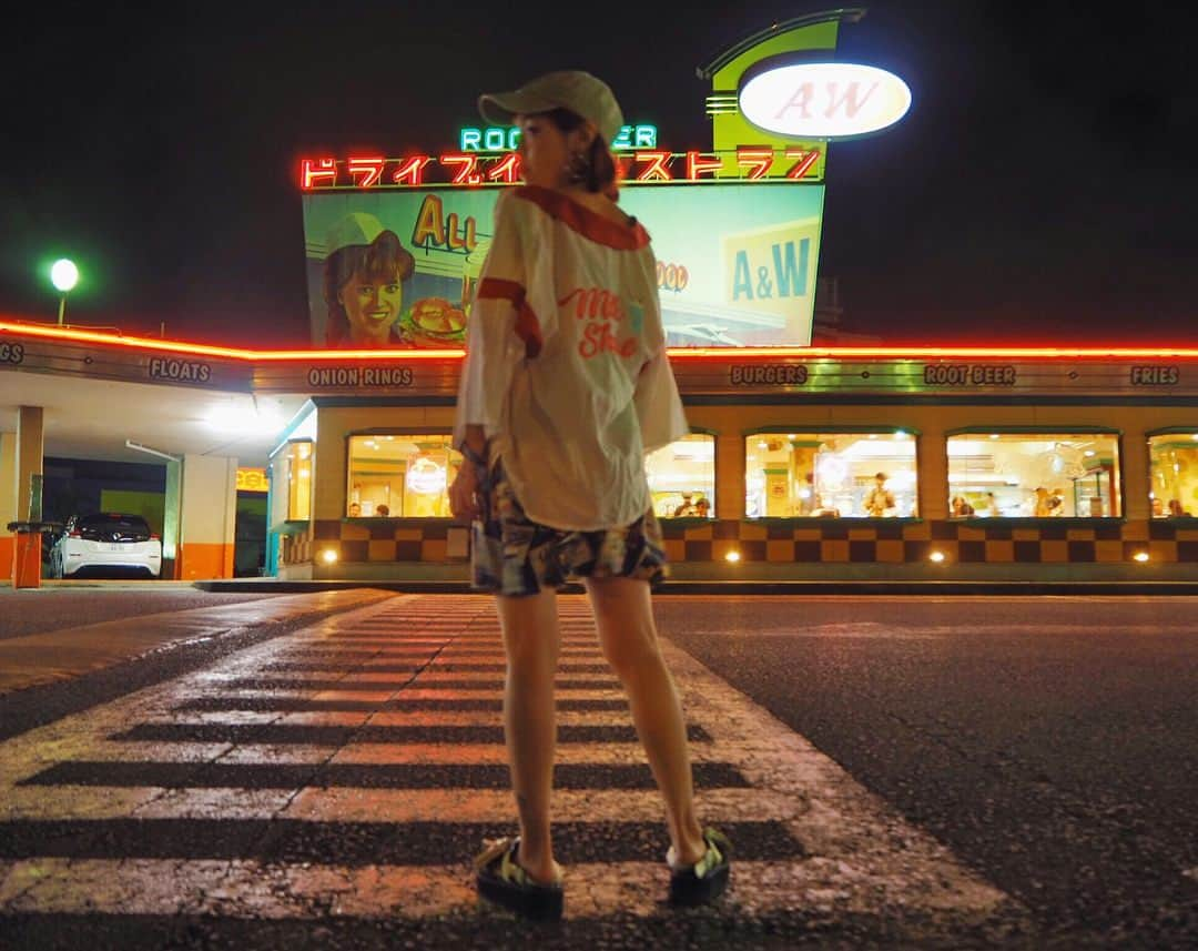 瀬戸あゆみさんのインスタグラム写真 - (瀬戸あゆみInstagram)「A&W🍺🍔🐻 沖縄料理の晩御飯を食べた後に！ こんなにレトロアメリカンでドライブインがあってしかも24h、広大な土地があり独特なカルチャーのある沖縄じゃないと、なしえない、この空間……。 存分に味わいました。チリチーズカーリーフライもおいしかった🤤 #ayumi_journey #沖縄 #aandw」7月18日 14時58分 - setoayumi