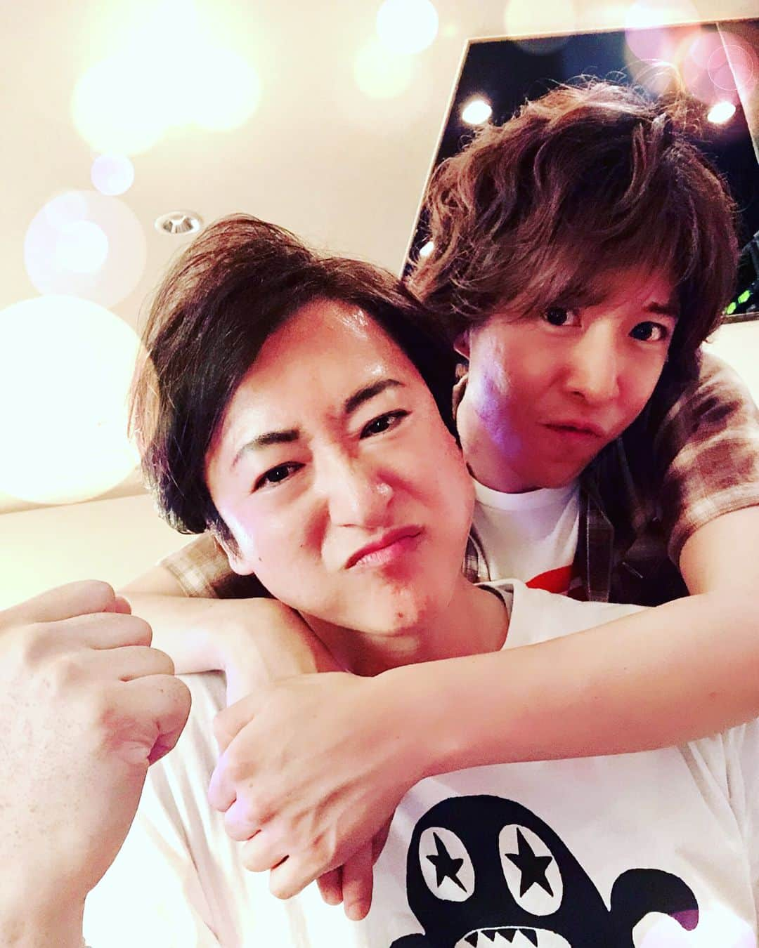 元木敦士さんのインスタグラム写真 - (元木敦士Instagram)「嵐の大野さん！ のモノマネ芸人おーちゃん☆ 彼の誕生日お祝いしました！ とっても喜んでくれました^ ^ 誕生日プレゼントの「あすなろ抱き」☆ おめでとう^ ^ぶっちゃけ☆ #おーちゃん」7月18日 17時38分 - moppun0523