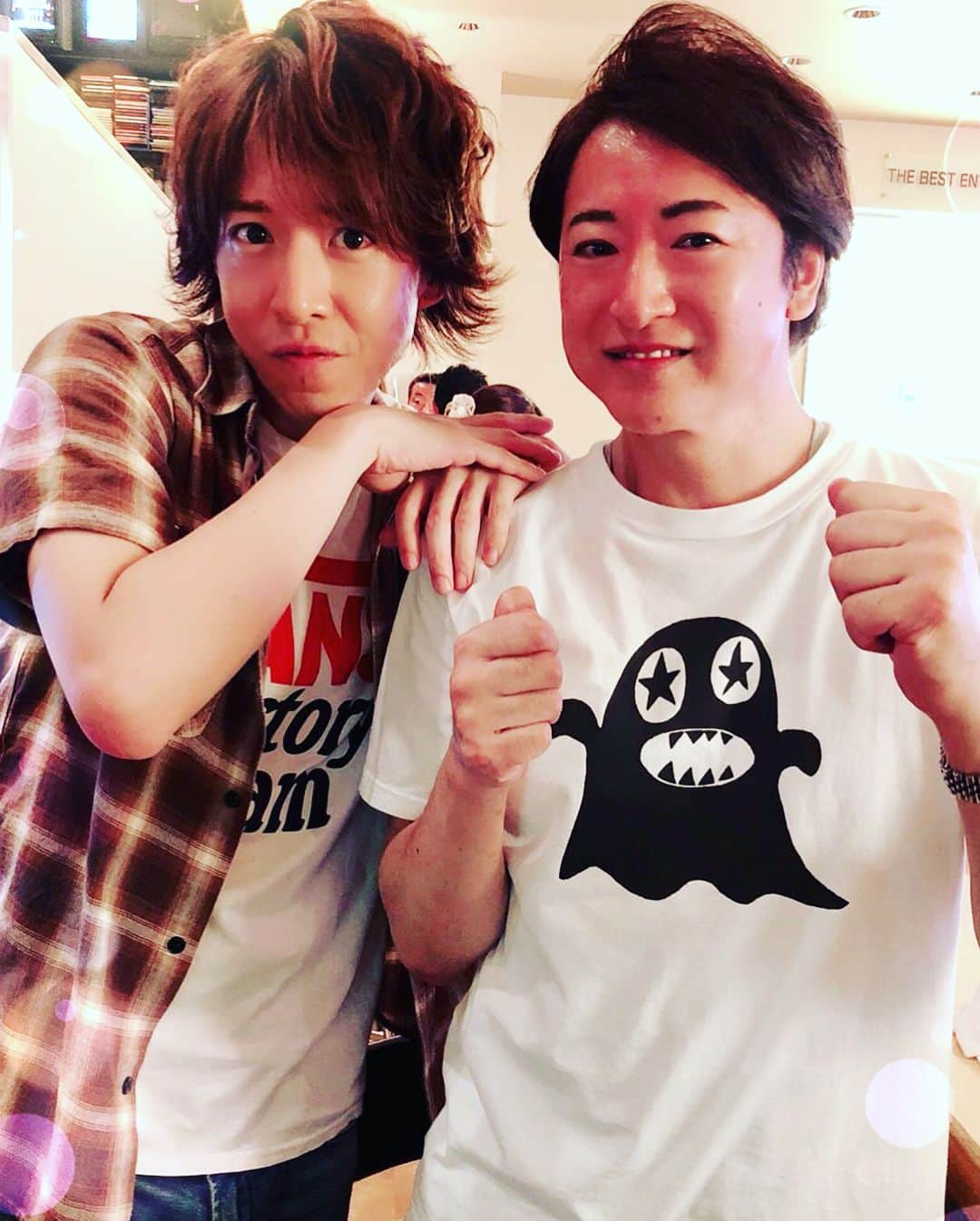 元木敦士さんのインスタグラム写真 - (元木敦士Instagram)「嵐の大野さん！ のモノマネ芸人おーちゃん☆ 彼の誕生日お祝いしました！ とっても喜んでくれました^ ^ 誕生日プレゼントの「あすなろ抱き」☆ おめでとう^ ^ぶっちゃけ☆ #おーちゃん」7月18日 17時38分 - moppun0523