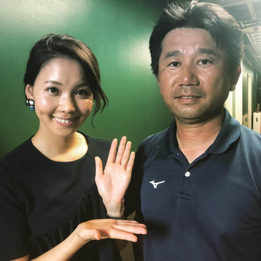 ヒロド歩美さんのインスタグラム写真 - (ヒロド歩美Instagram)「阪神園芸の皆さんのグラウンド整備は、"神整備"として全国的に有名です⚾️ 金沢健児甲子園施設部長には、高校野球だけでなく阪神戦でも取材させていただきます❗️中でも園芸のみなさんの"水はけ"は日本一だそうです。雨が降った直後あるいは翌日に試合が不自由なくできるのは、この素晴らしい技術があるから！今年もどうぞ、よろしくお願い致します😄  #阪神園芸 #夏 #夏疾風 #夢 #青春 #応援 #本気 #全力 #野球部 #青空 #感謝 #球児 #マネージャー #両親 #聖地 #甲子園 #100 #baseball #高校野球 #ABCテレビ #テレビ朝日 #熱闘甲子園 #甲子園への道  #サンデーLIVE #古田敦也 #abc #ヒロド歩美」7月18日 18時04分 - hirodo_ayumi